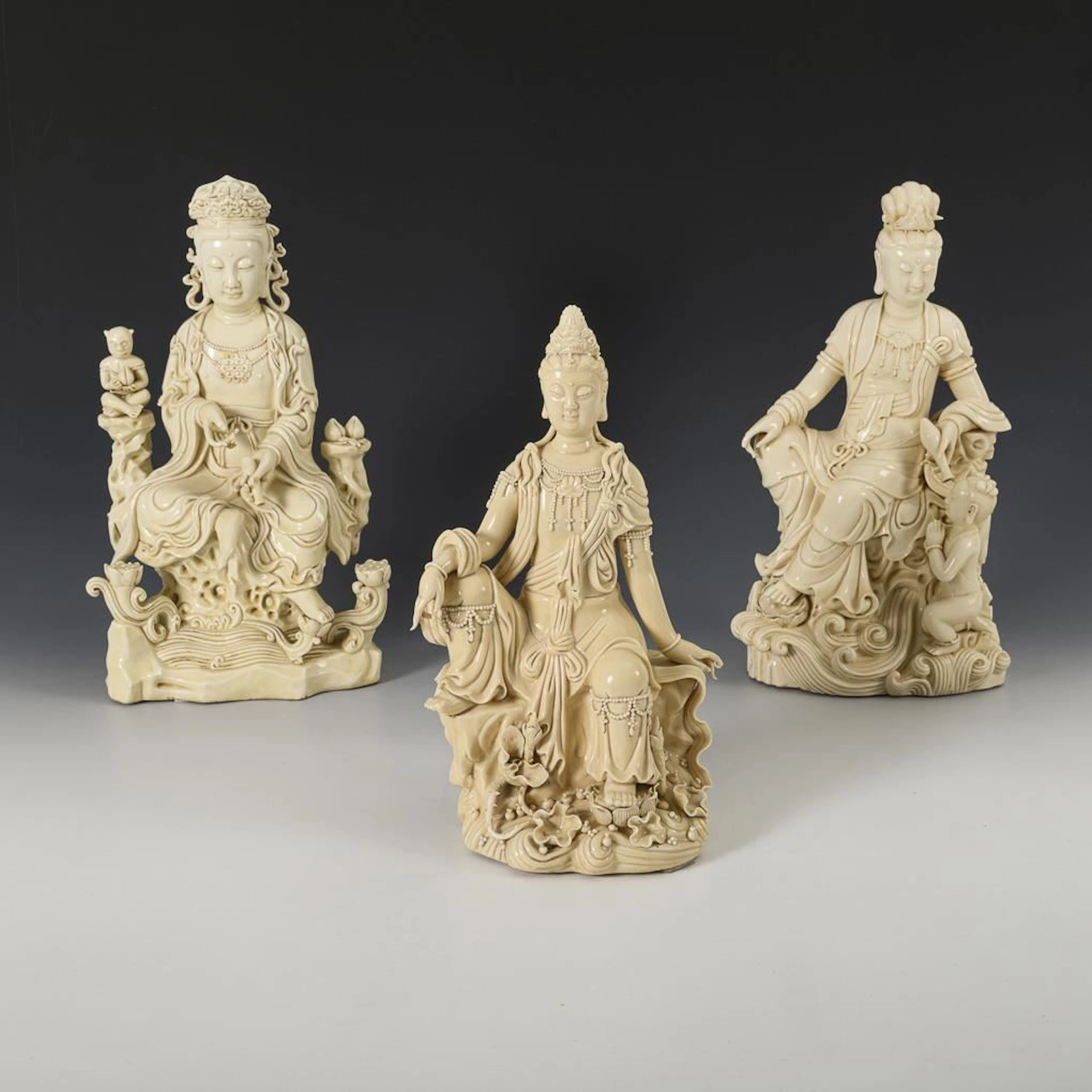3 Blanc-de-Chine figurines - Guanjin.
