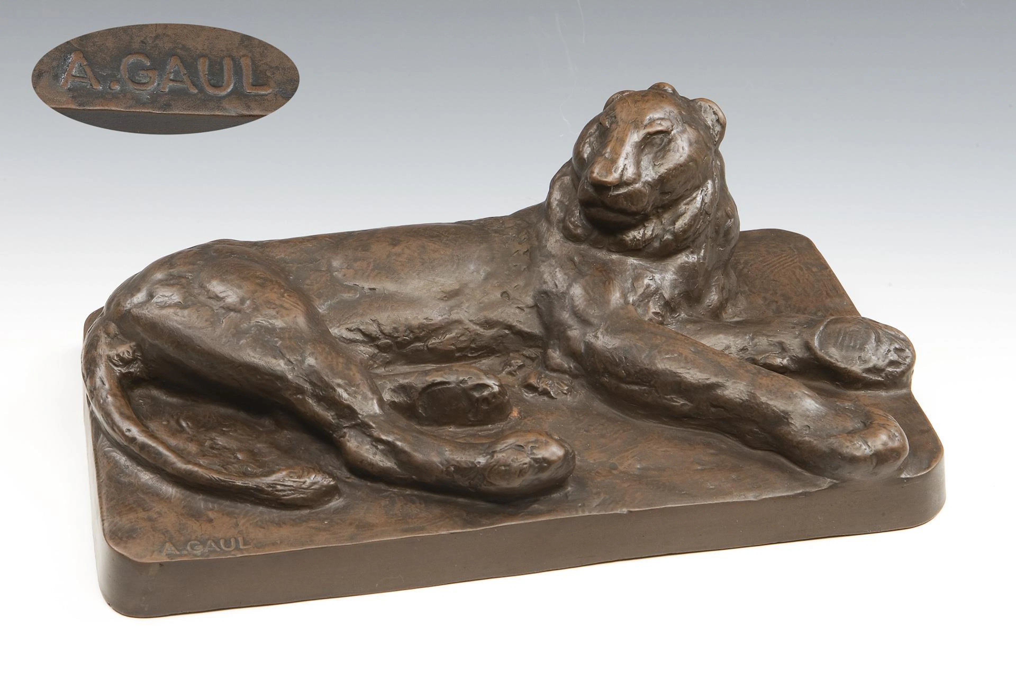 Large animal figurine: lion, lying. Meissen.