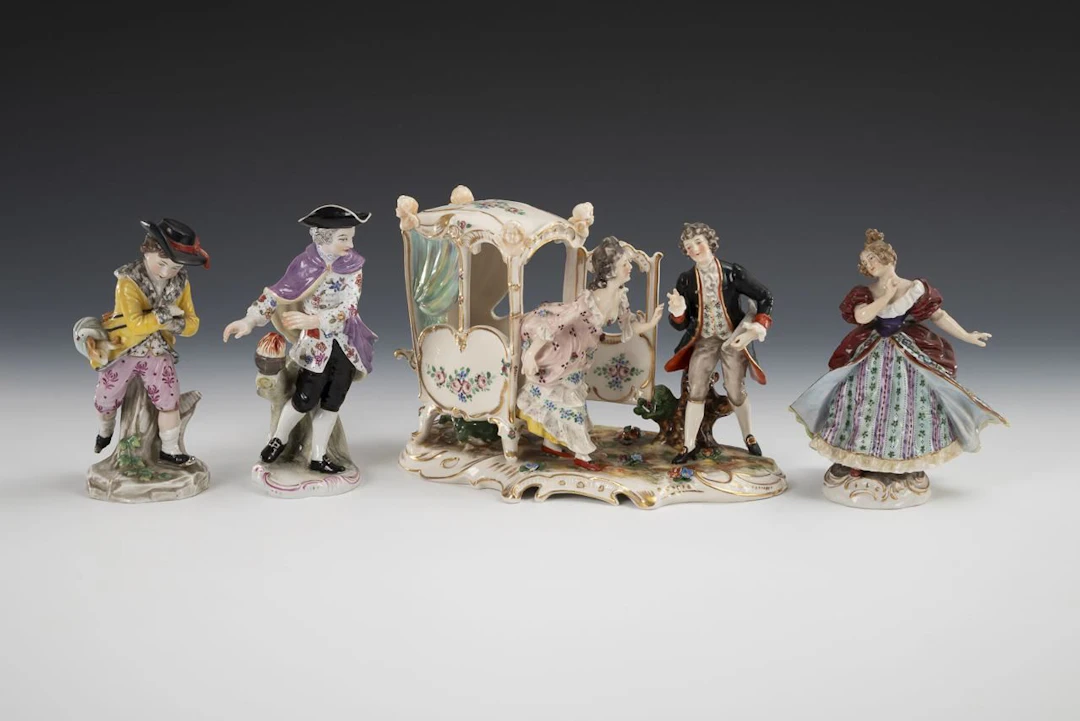 1 group of figures and 3 figures.