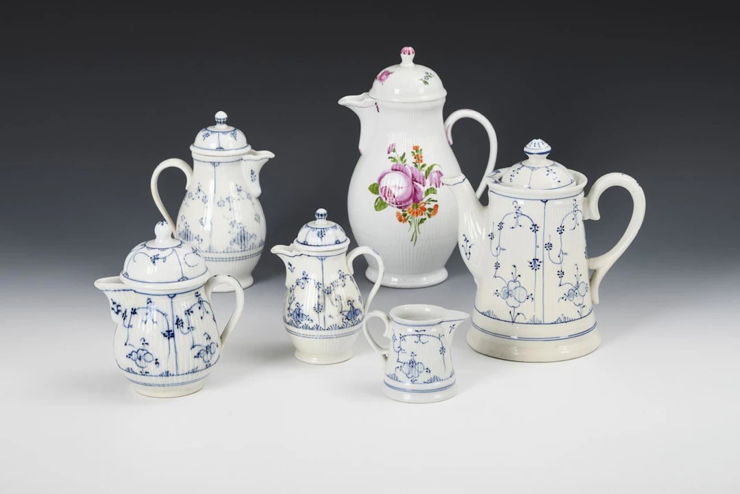 5 teapots and 1 milk jug. Rauenstein.