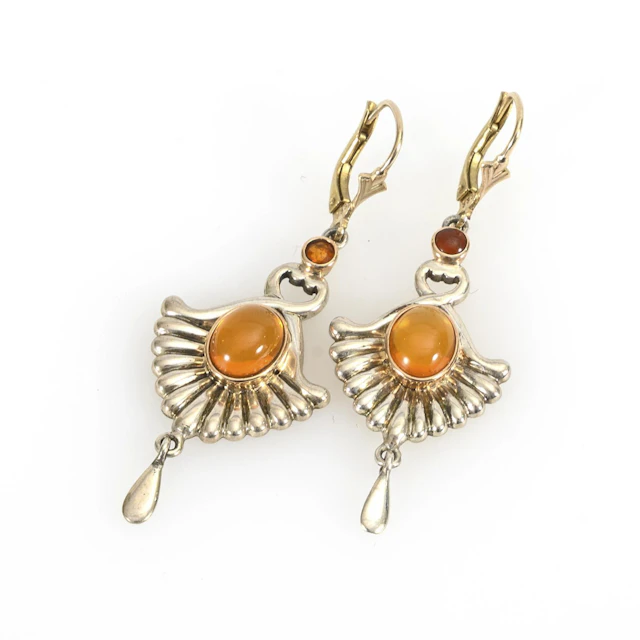 Bicolor earrings with fire opals.