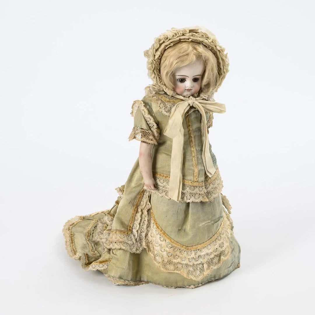 Doll automaton on wheels.