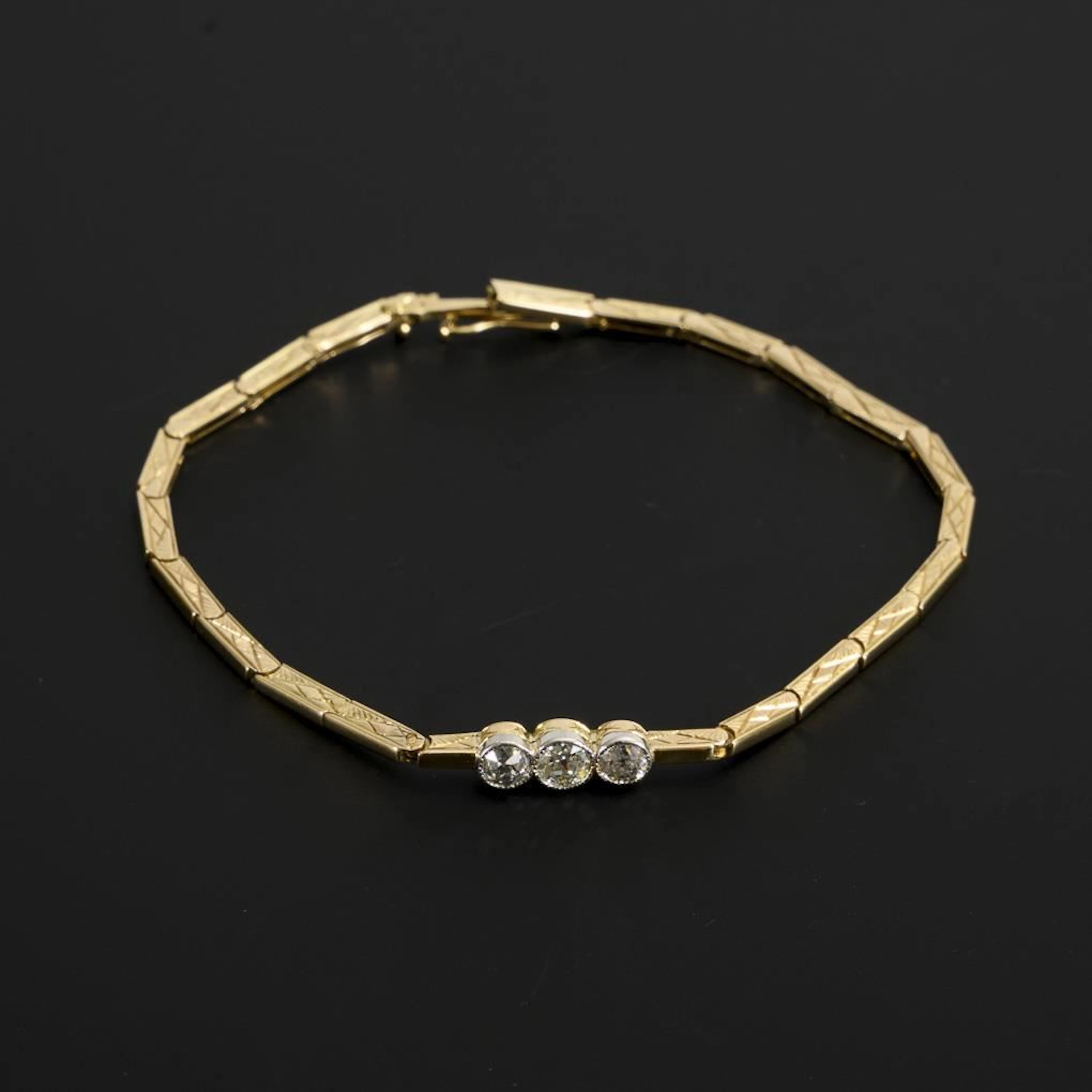 Bracelet with 3 old-cut diamonds.
