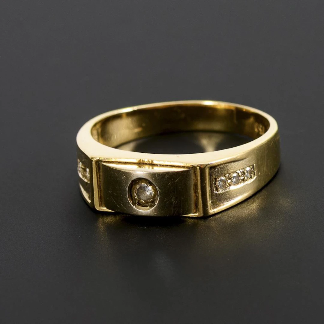 Ring with brilliant-cut diamonds.