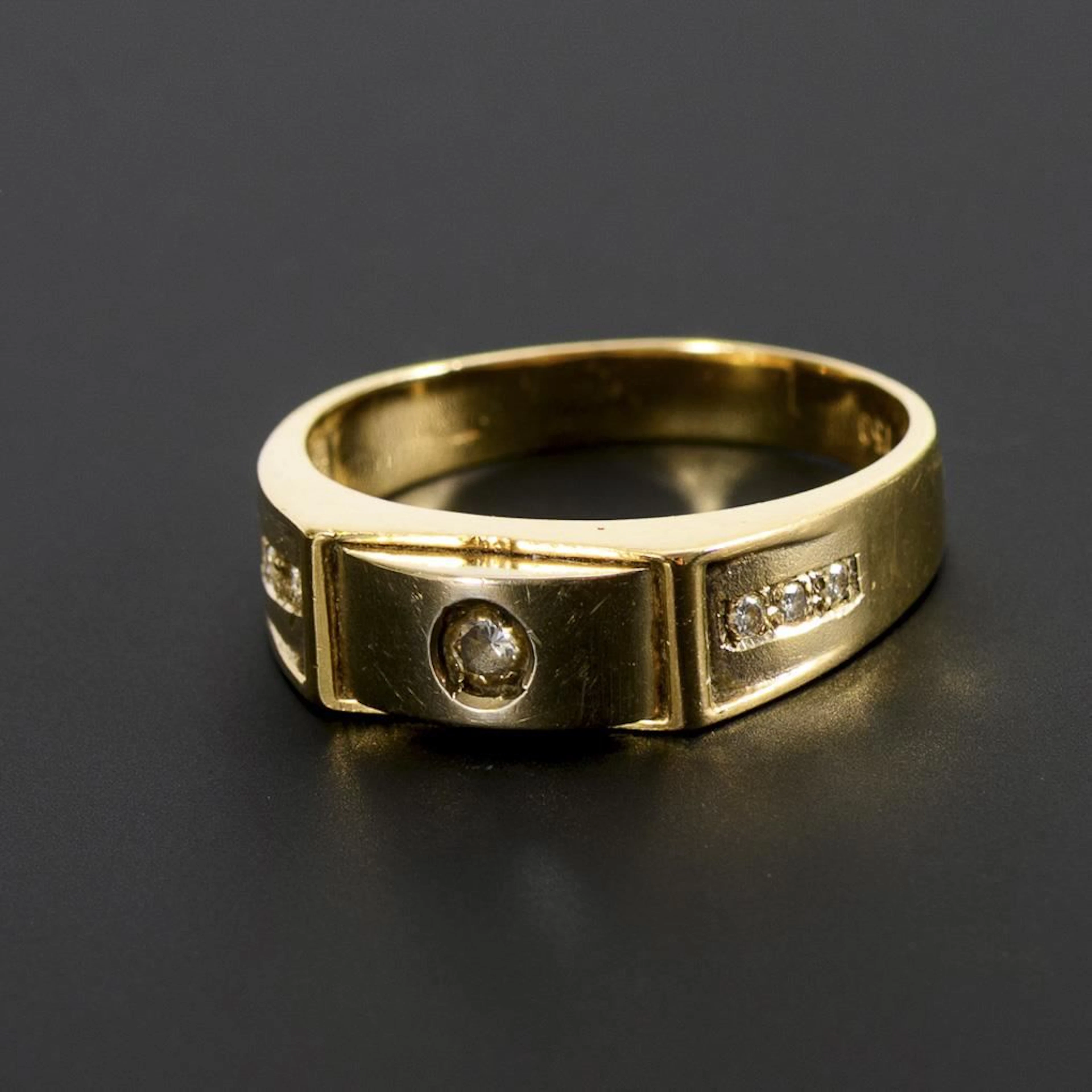 Ring with brilliant-cut diamonds.