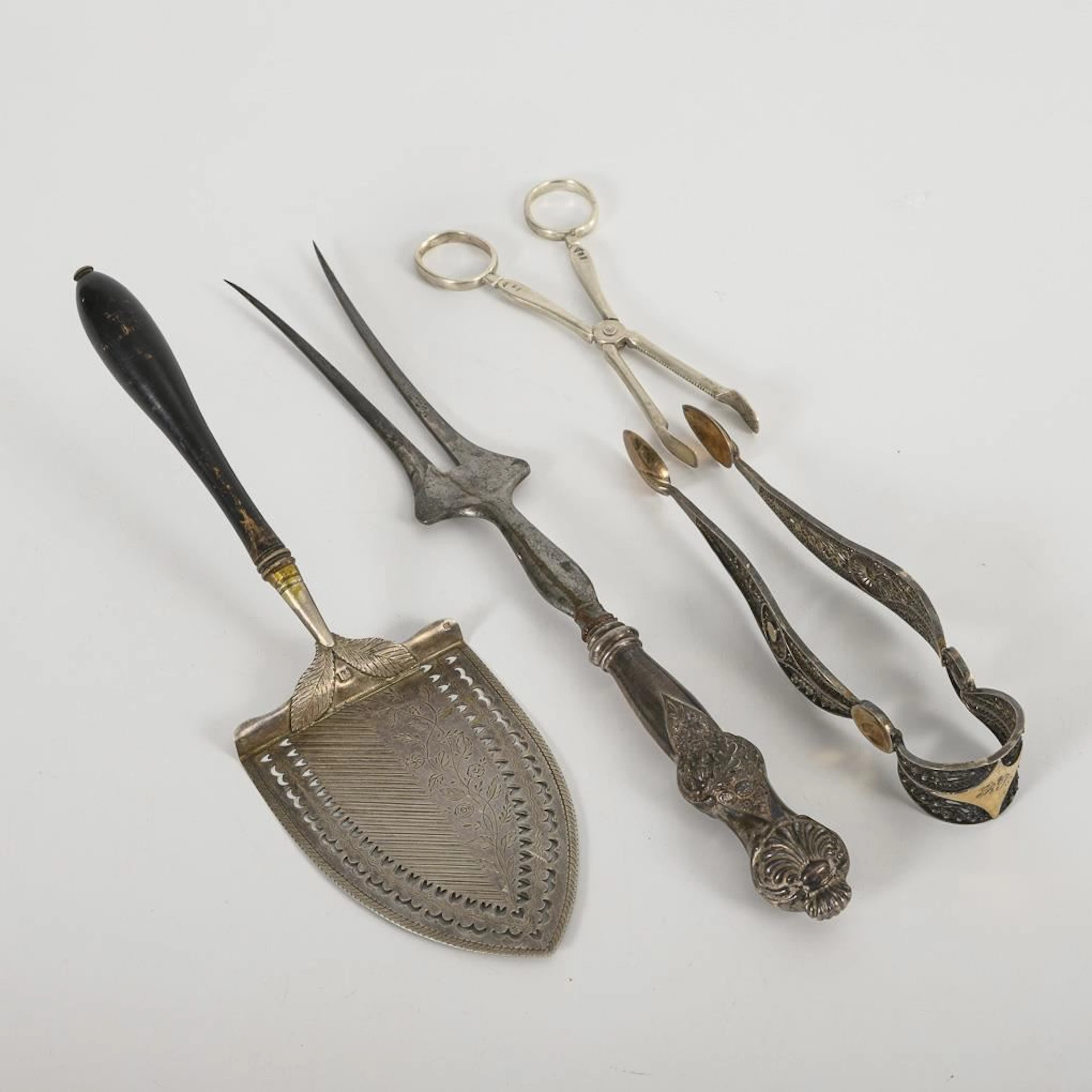 Set of 4 decorative pieces.