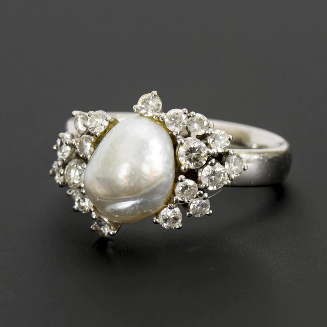 Ring with a baroque pearl and brilliant-cut diamonds.
