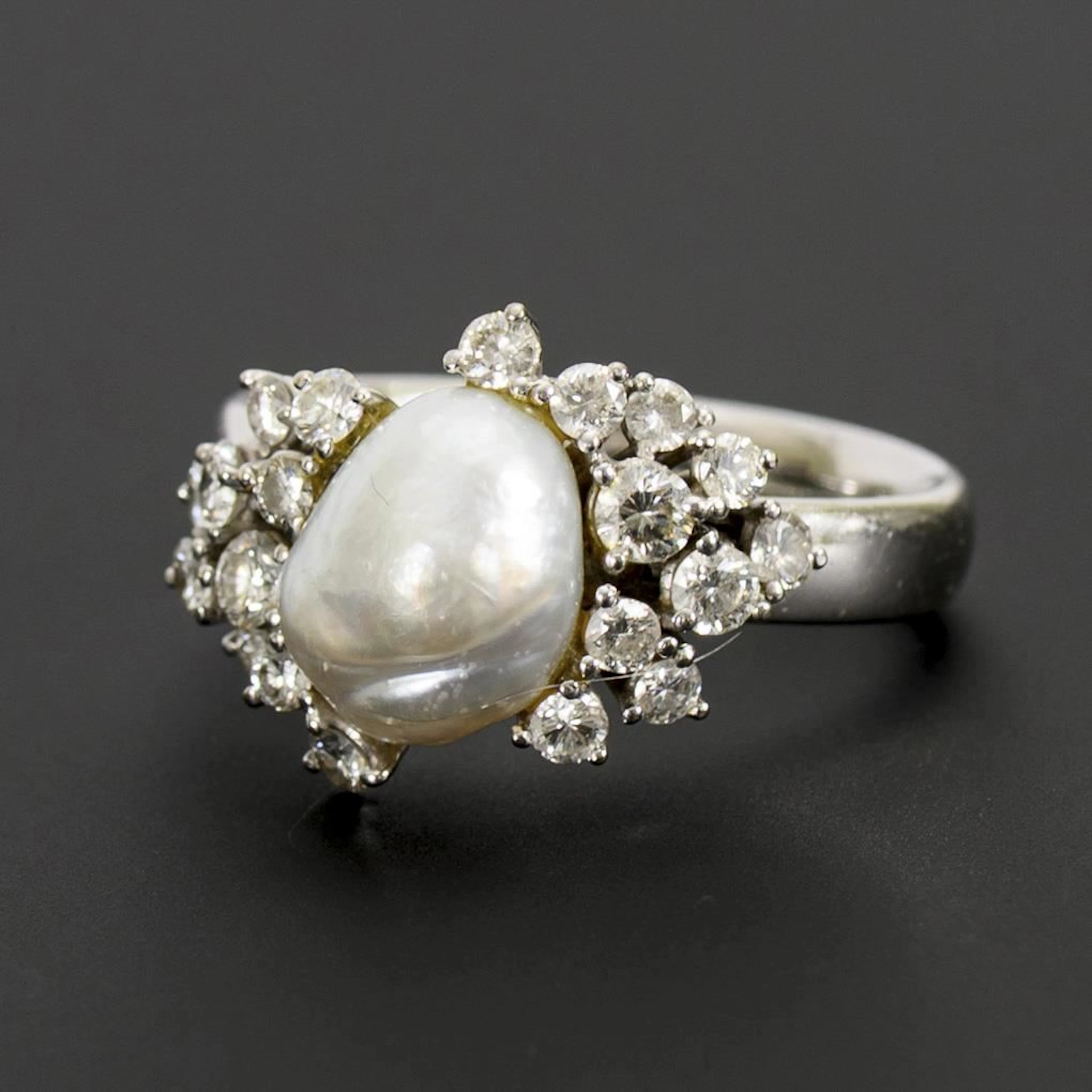 Ring with a baroque pearl and brilliant-cut diamonds.
