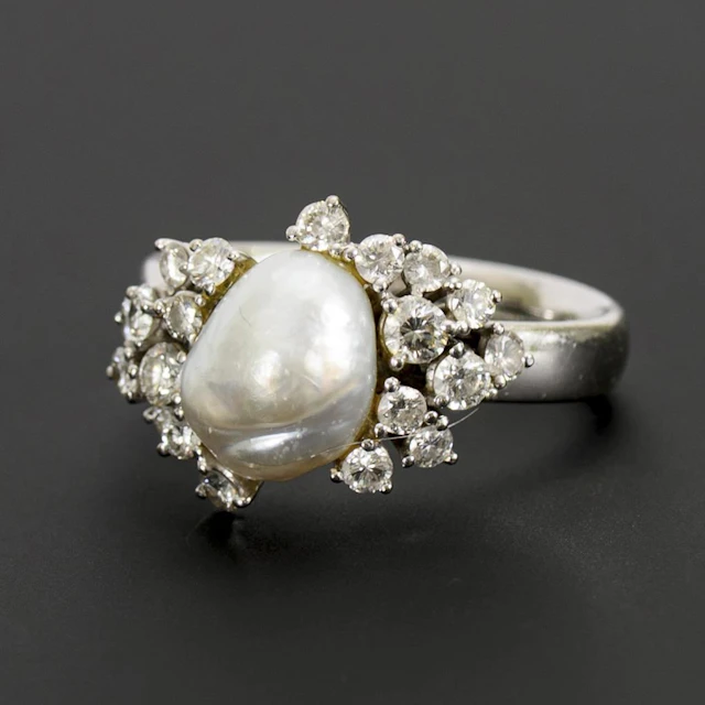 Ring with a baroque pearl and brilliant-cut diamonds.