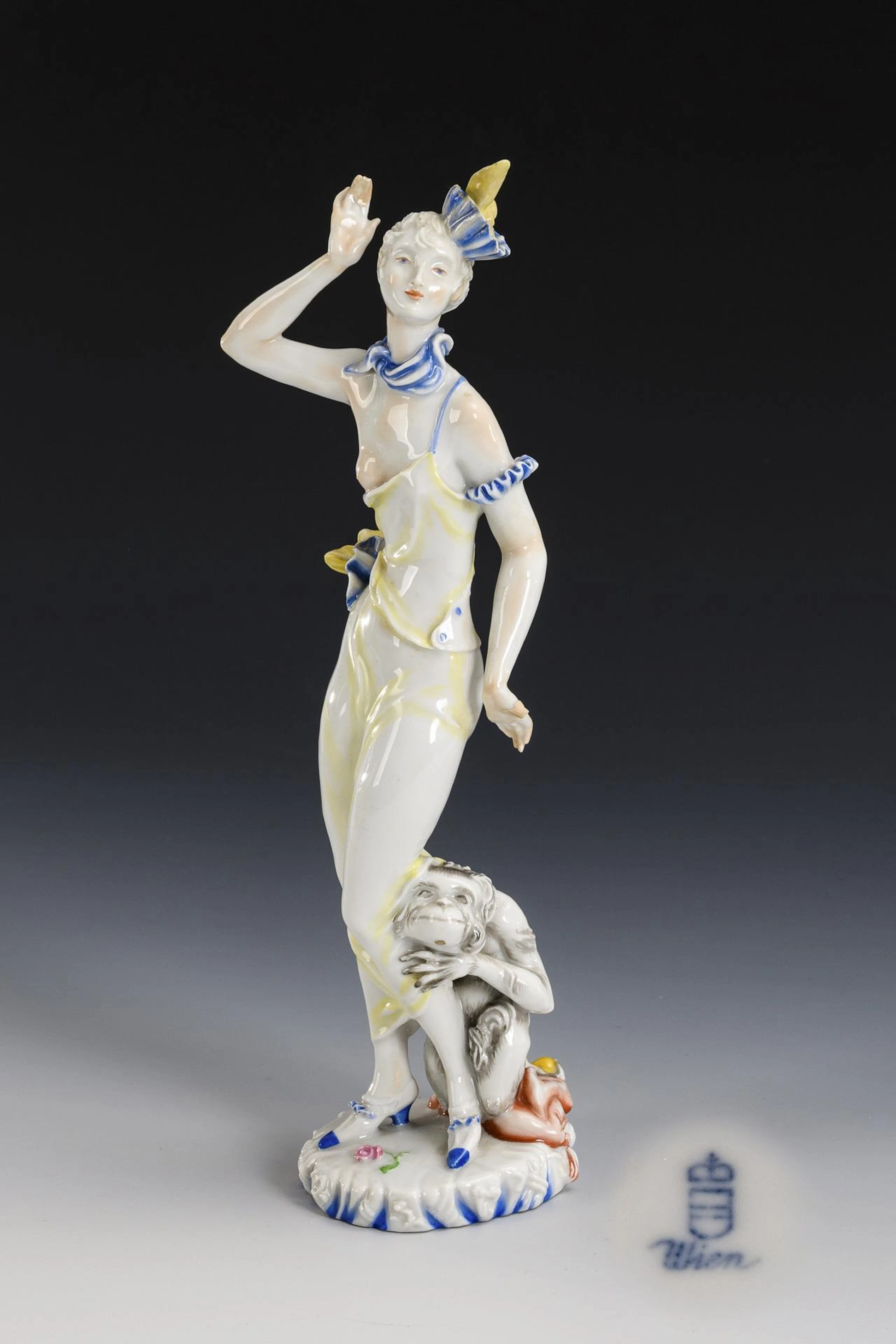 Art deco figure: Lady with monkey ("Vanity"). Augarten.