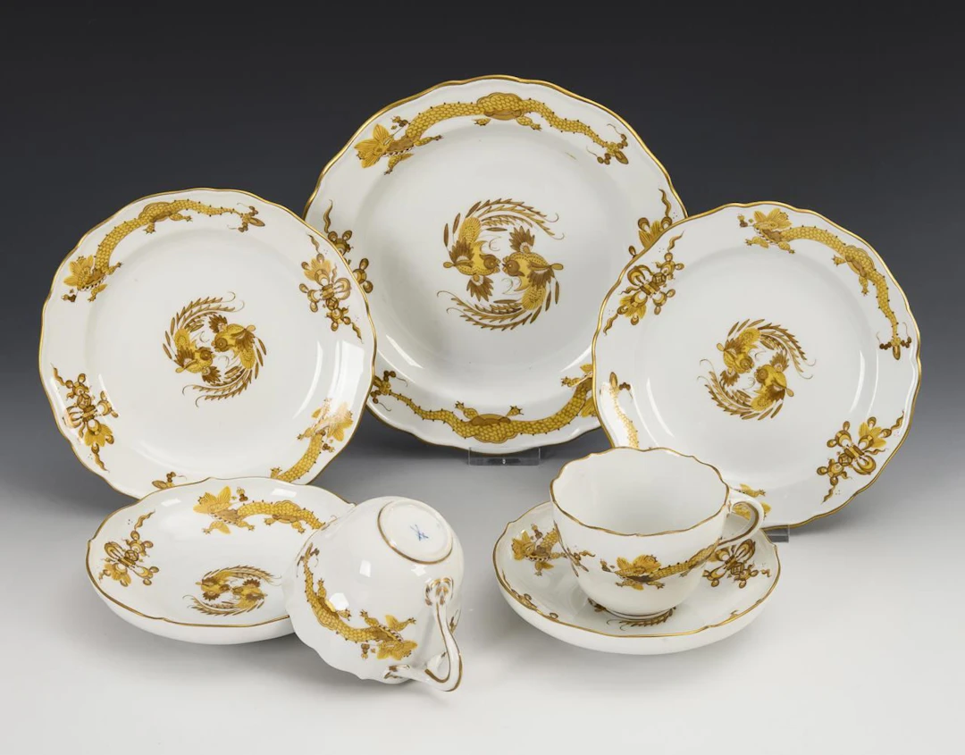 2 place settings and 1 plate "Yellow Dragon". Meissen.
