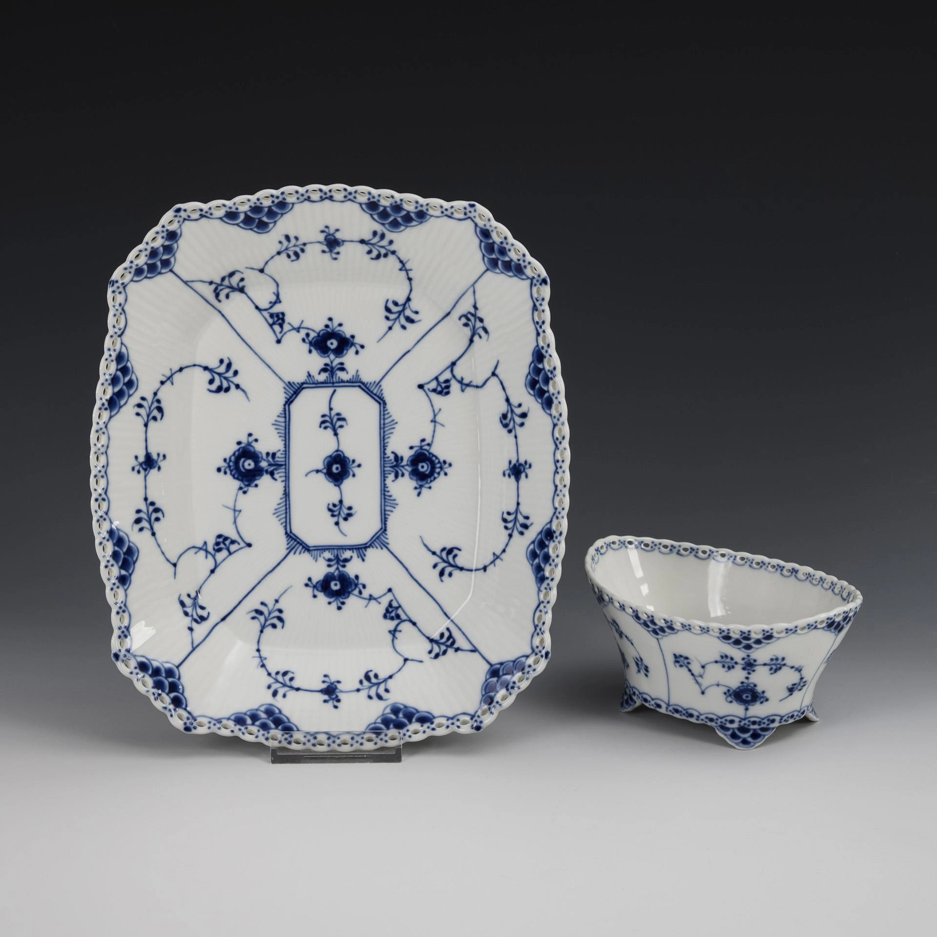 Oval bowl and rectangular bowl "Musselmalet full lace". Royal Copenhagen.