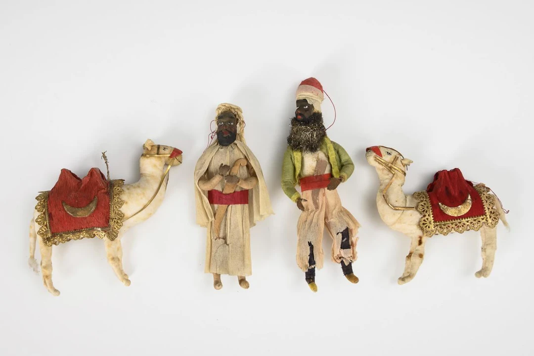 4 pieces of rare Christmas tree ornaments made of cotton wool.