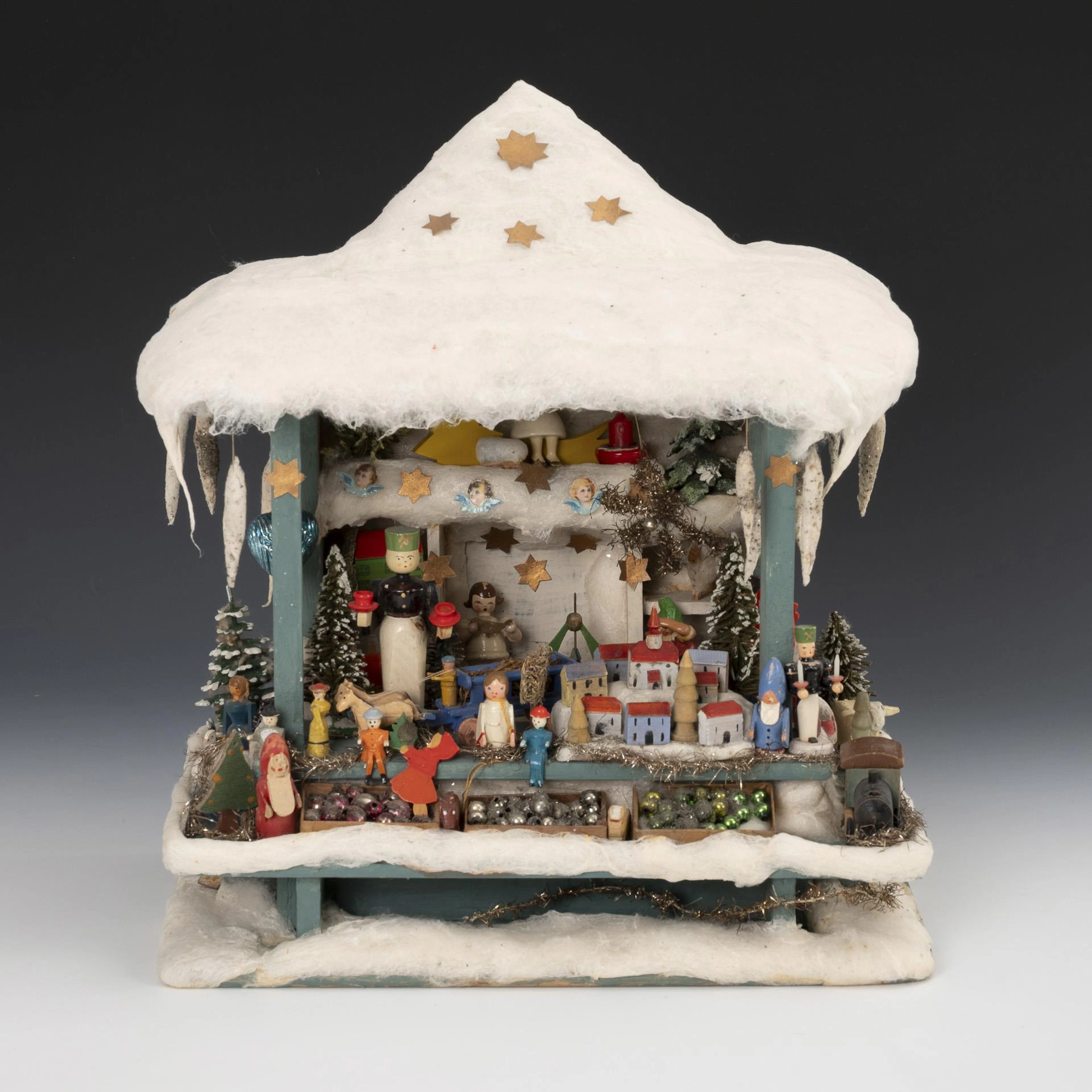 Christmas market stand with Erzgebirge toys.