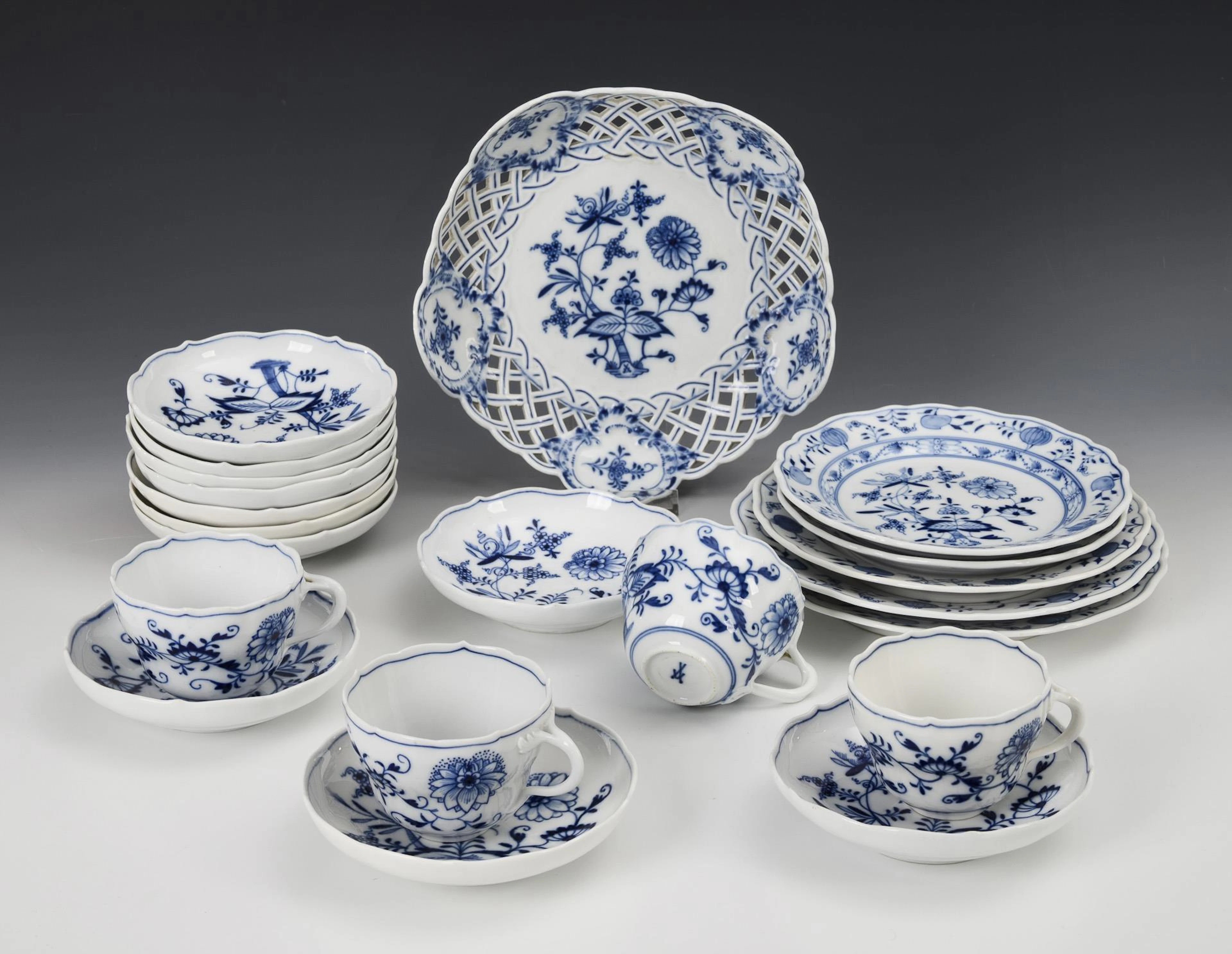21 onion pattern porcelains. Meissen.