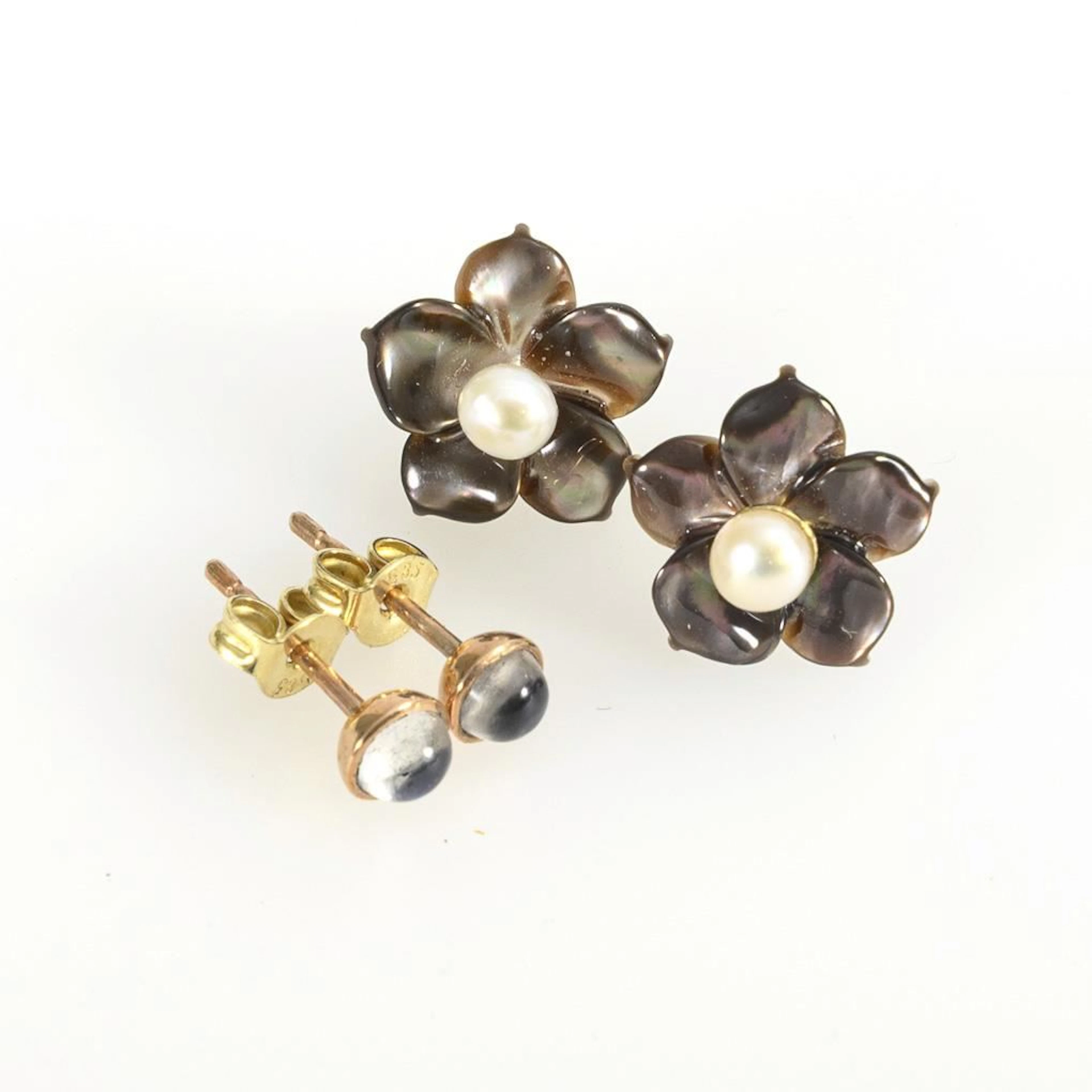 Vario stud earrings with 2 pairs of studs.