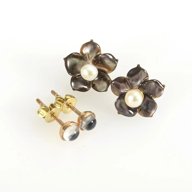 Vario stud earrings with 2 pairs of studs.