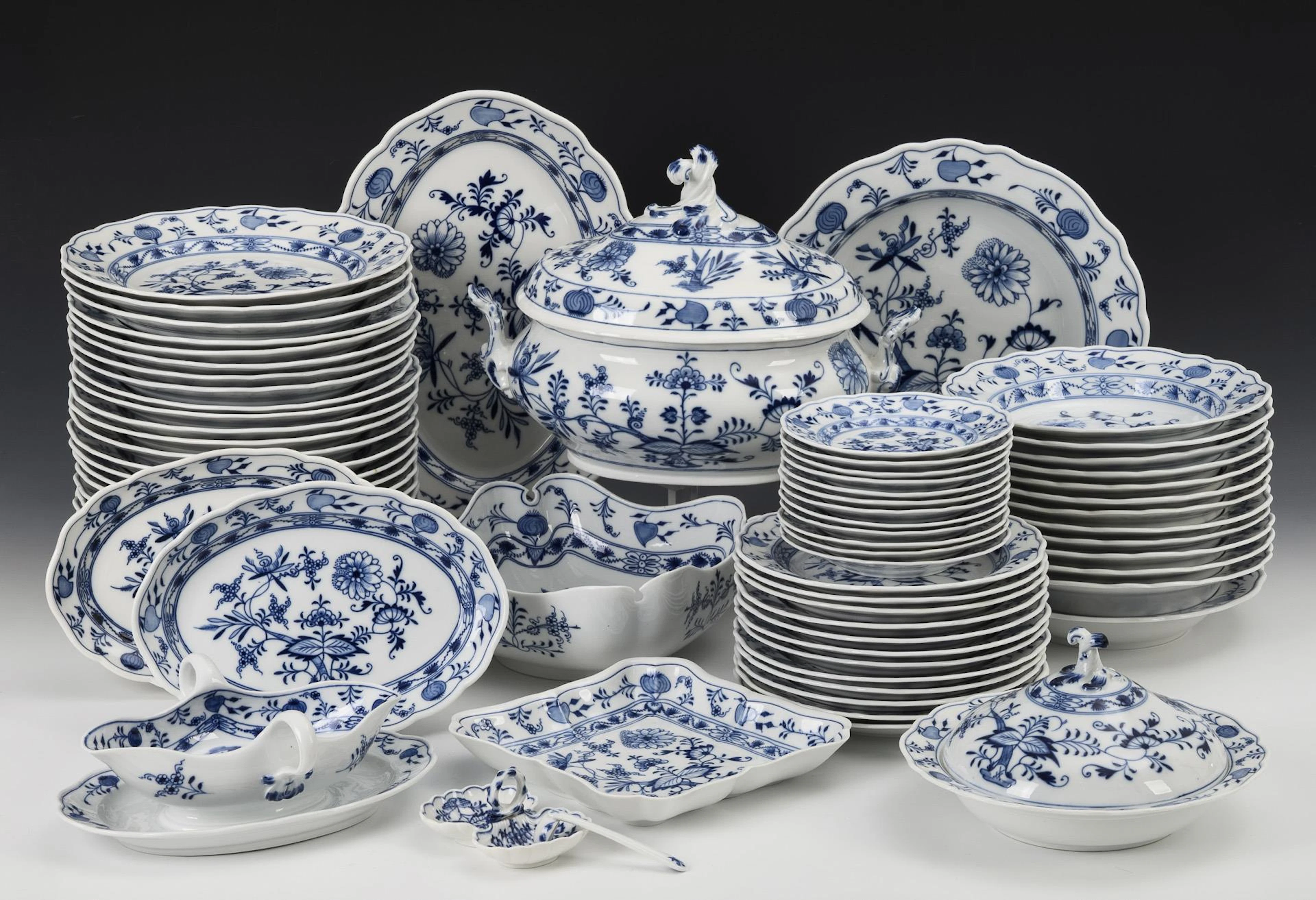 Extensive onion pattern dinner service. Meissen.