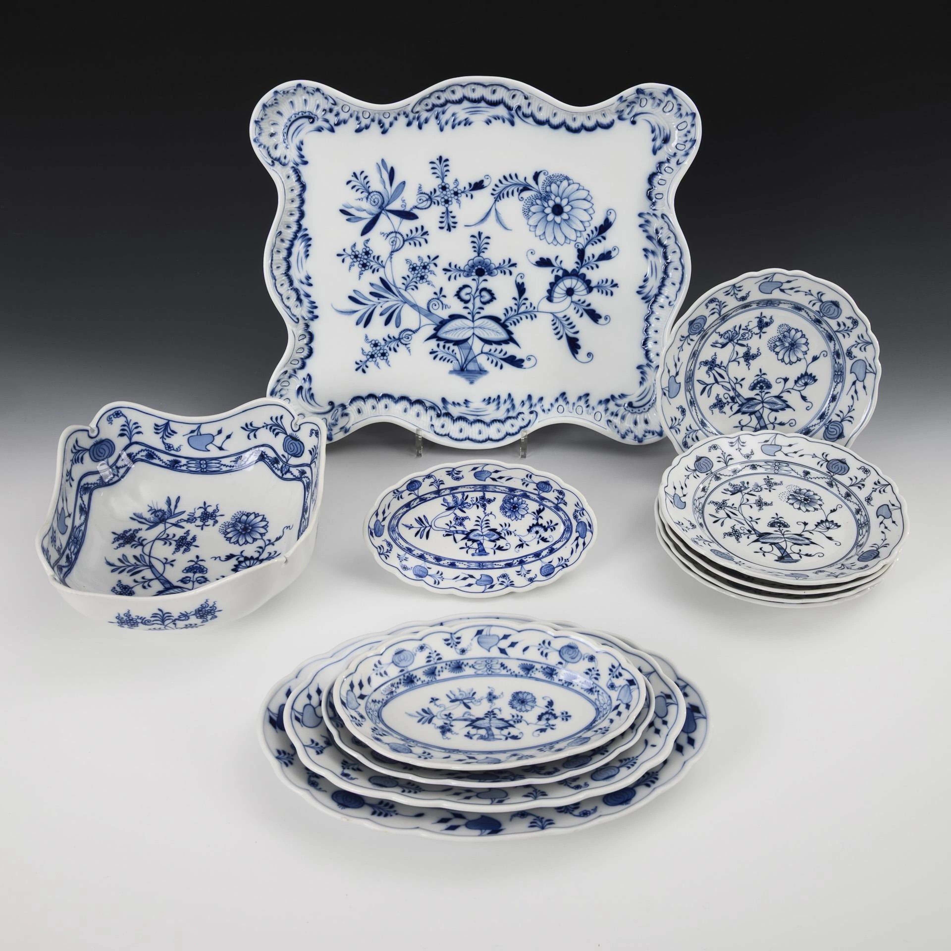 12 onion pattern porcelains. Teichert.