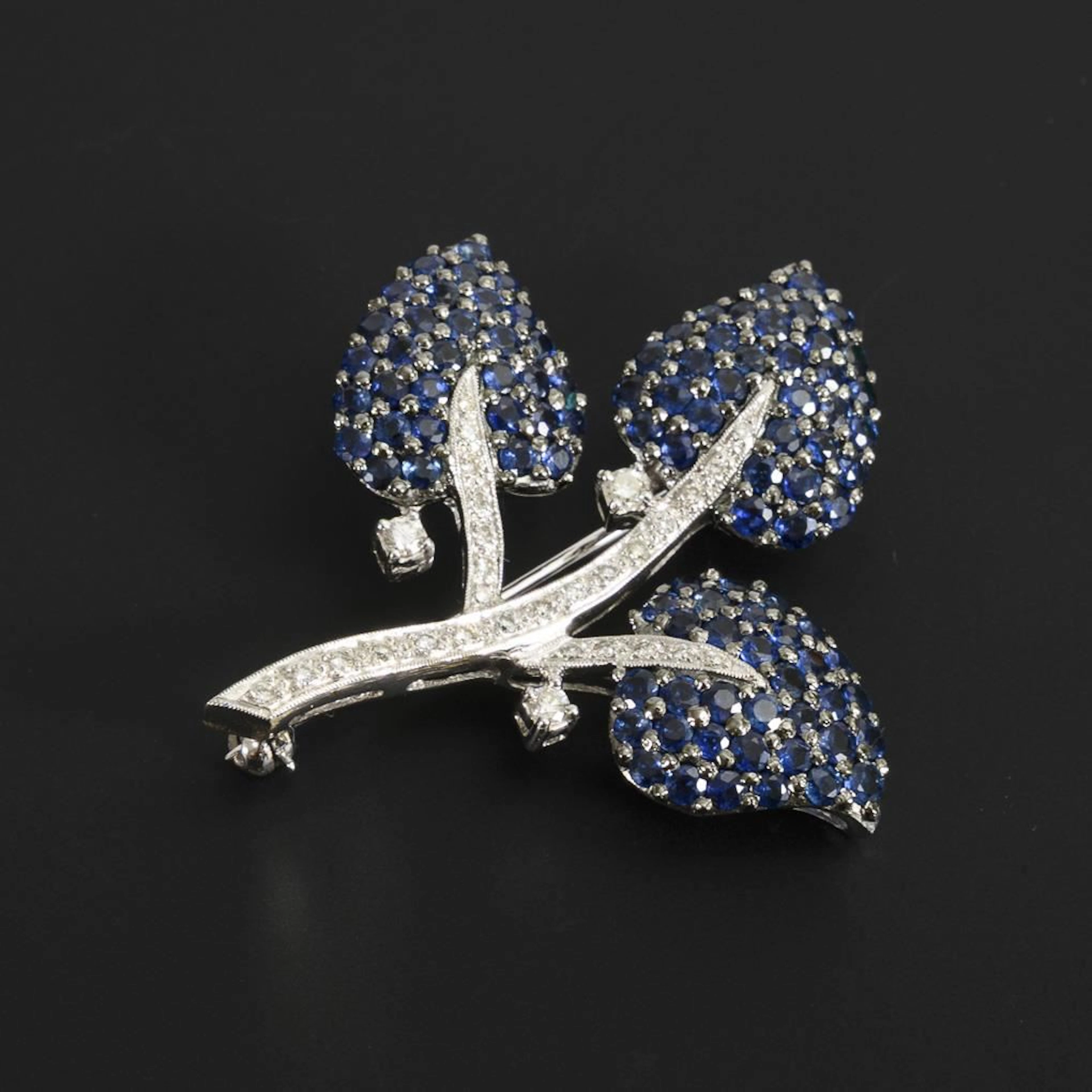 Brooch in the shape of a twig.