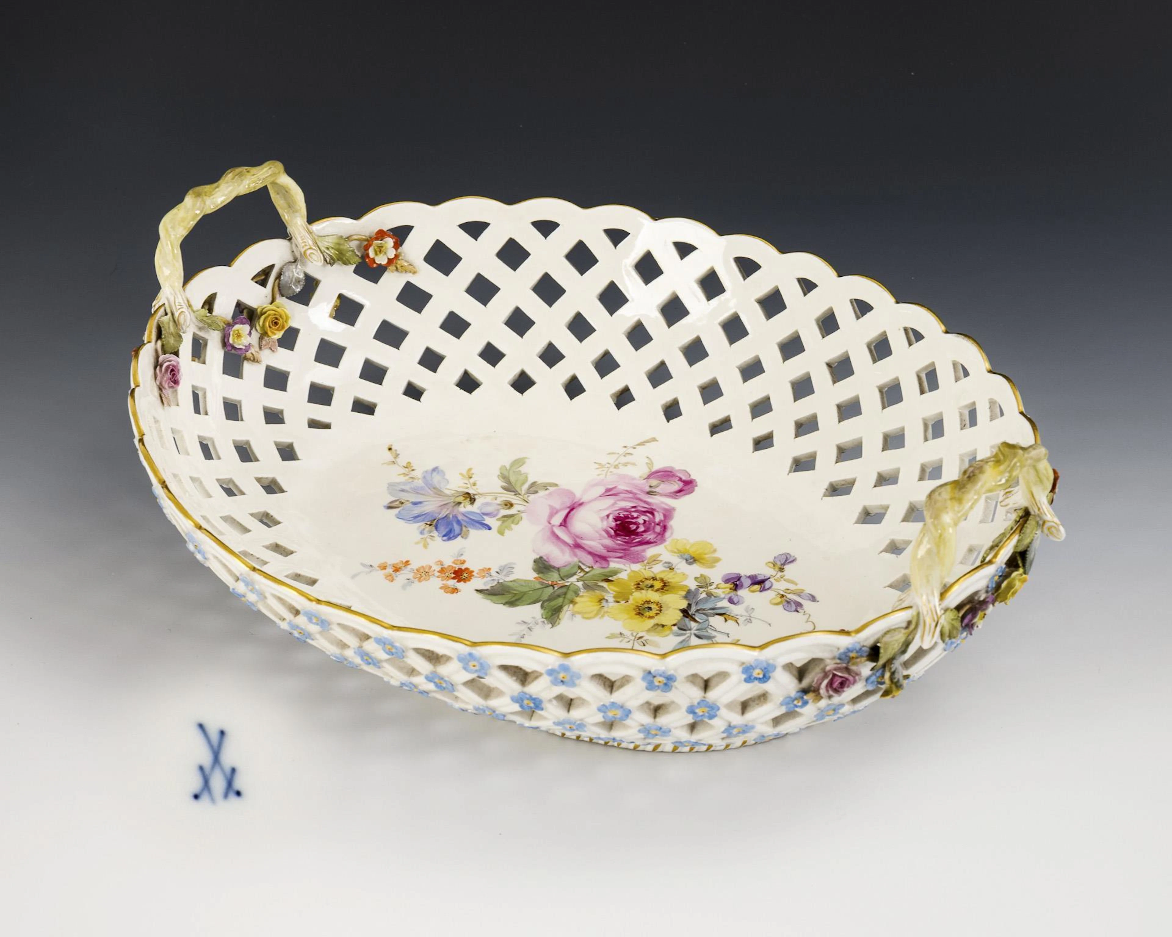 Openwork basket. Meissen.
