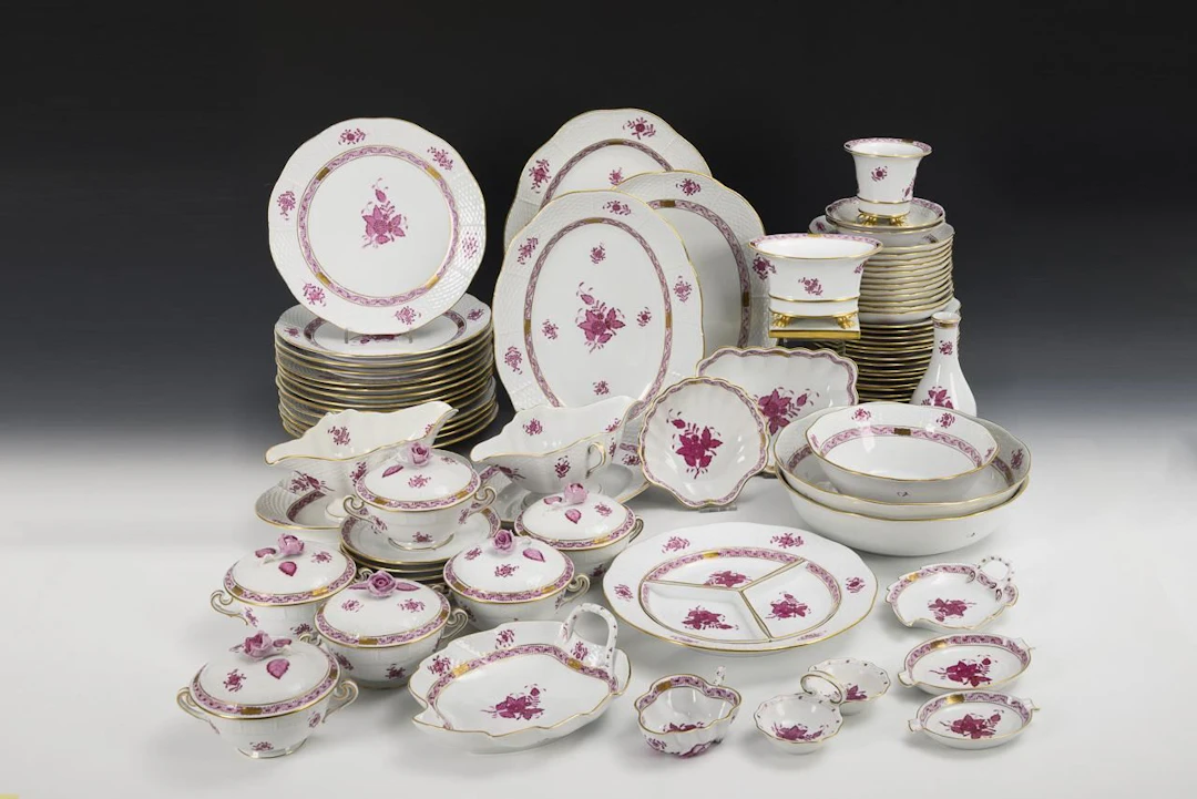 Extensive "Apponyi Purpur" dinner service. Herend.