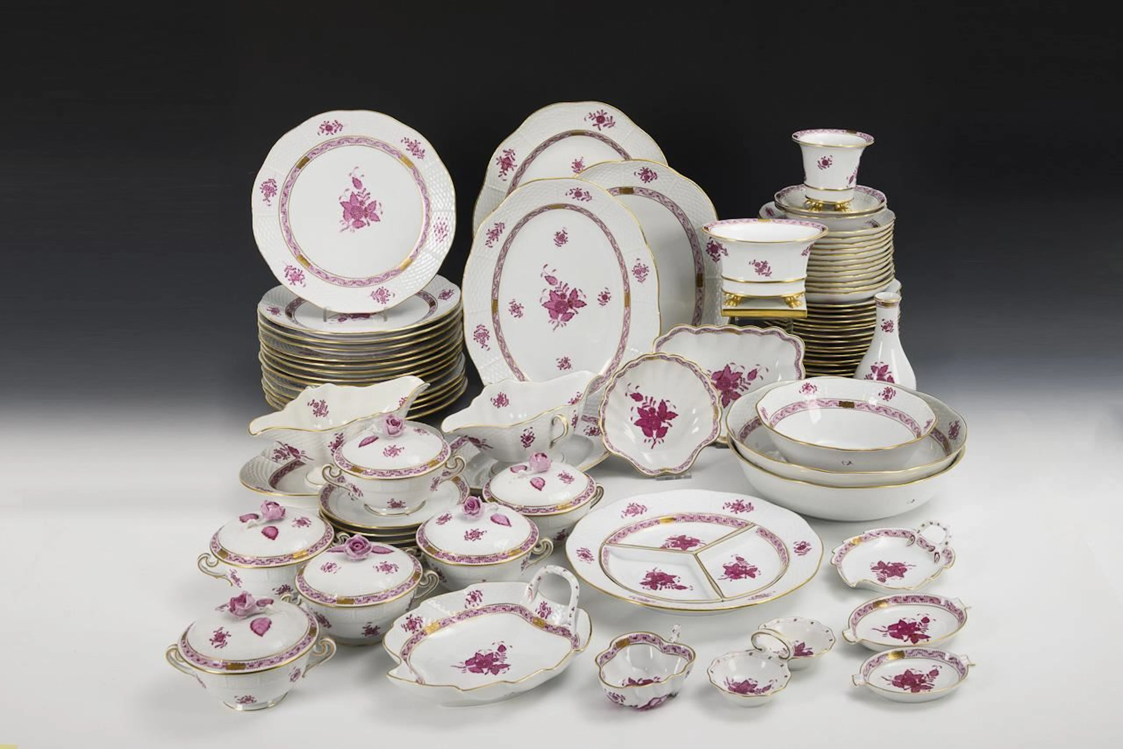 Extensive "Apponyi Purpur" dinner service. Herend.