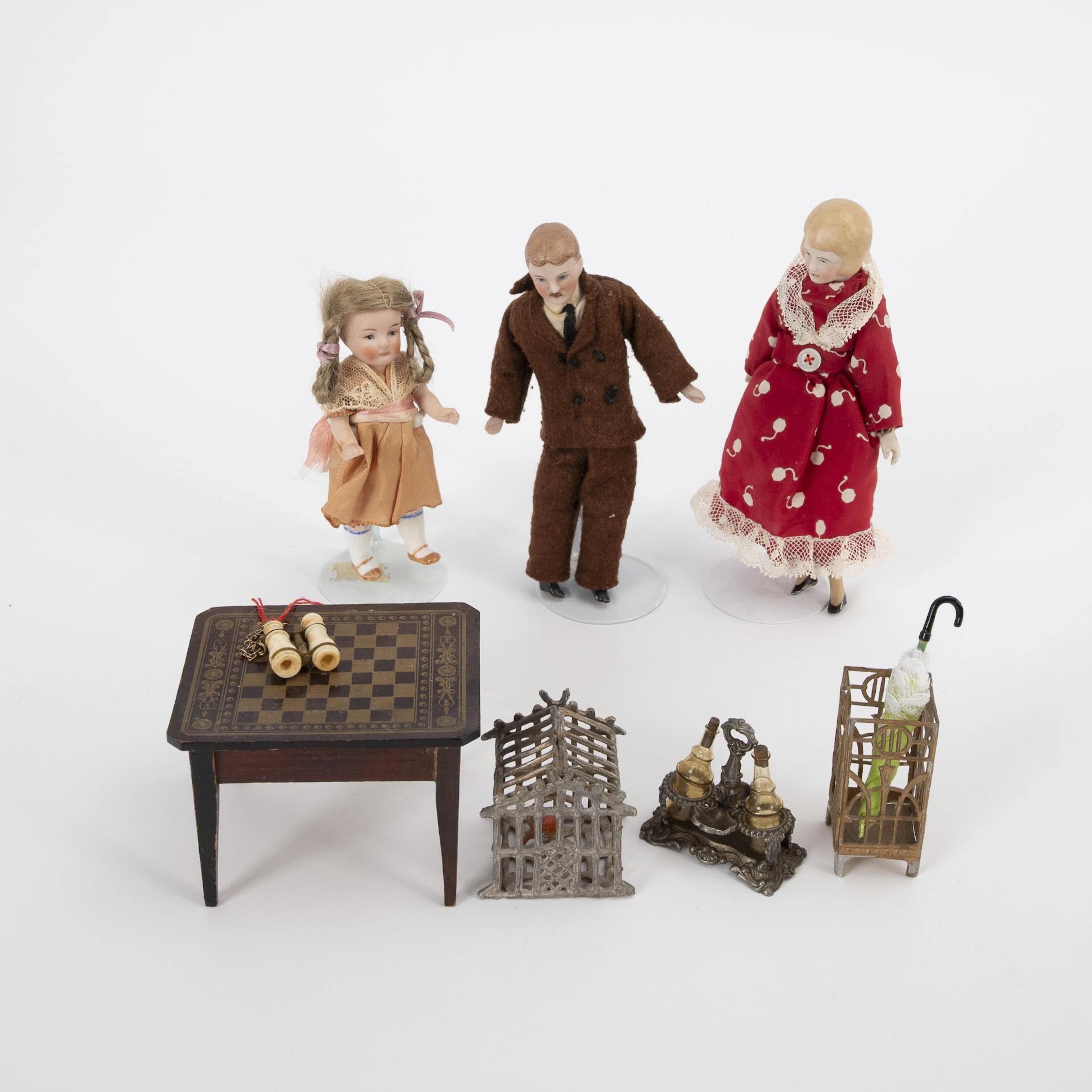 Collection of 3 dolls and some accessories. For the doll's house.