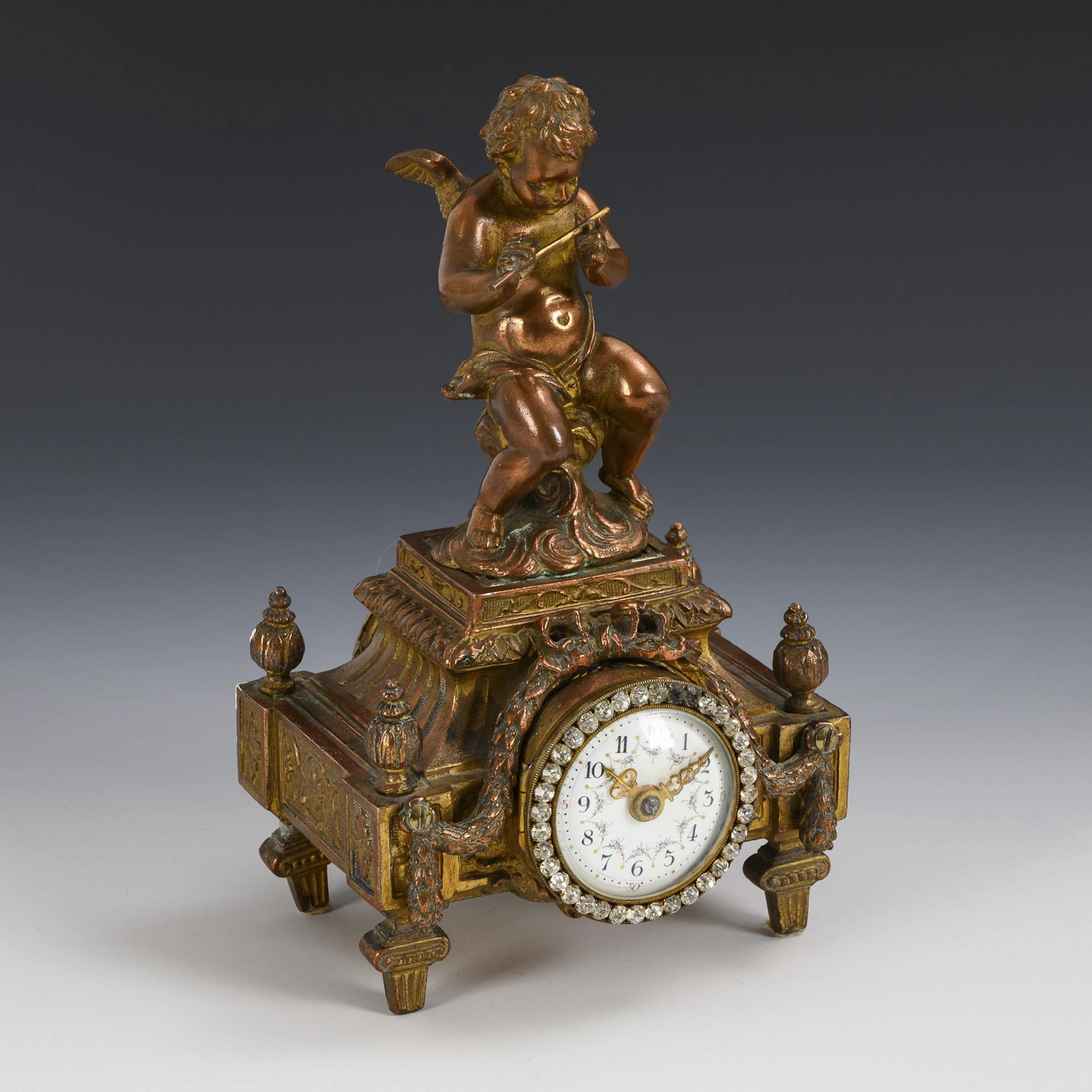 Small neo-baroque desk clock with putto.