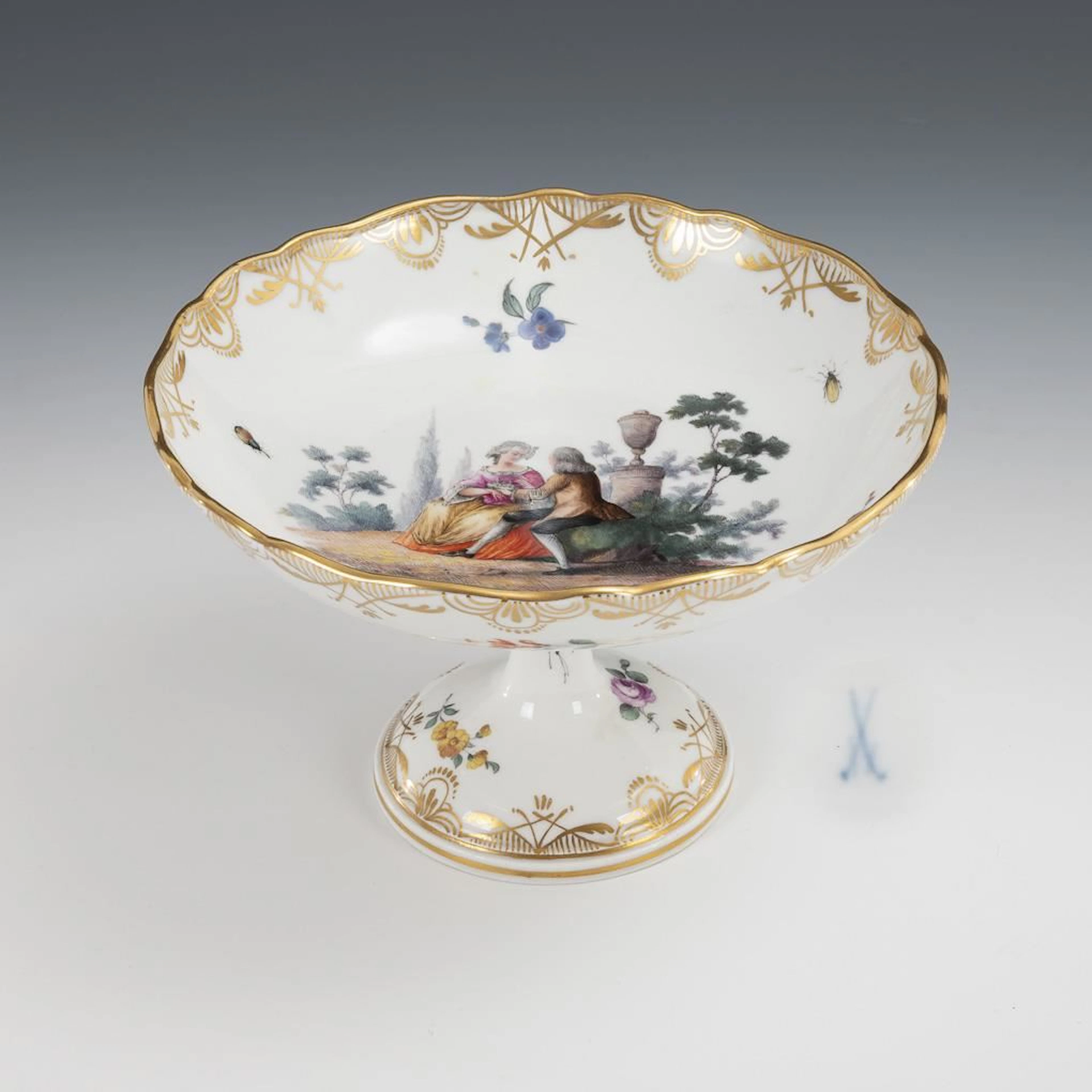 Footed bowl with Watteau-style painting. Meissen.