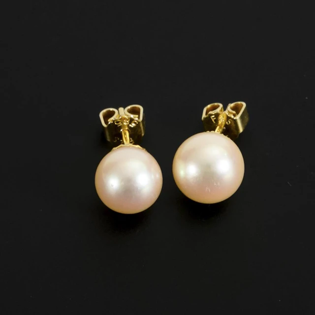 Pair of pearl stud earrings.