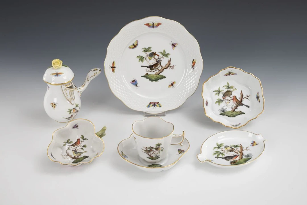 7 porcelain pieces with Rothschild decoration. Herend.