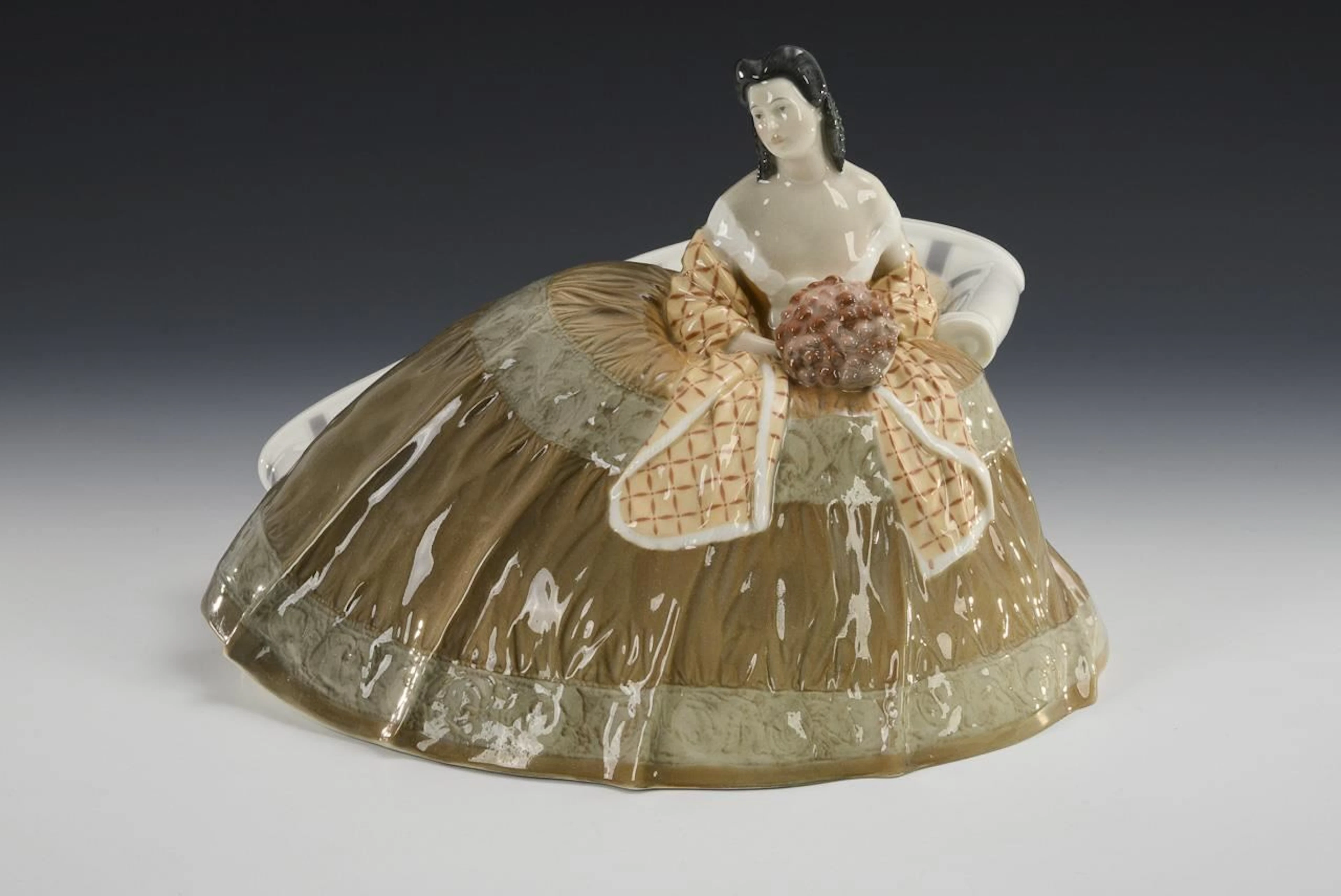 Large Art Nouveau figurine: Seated lady in a hoop skirt. KPM Berlin.