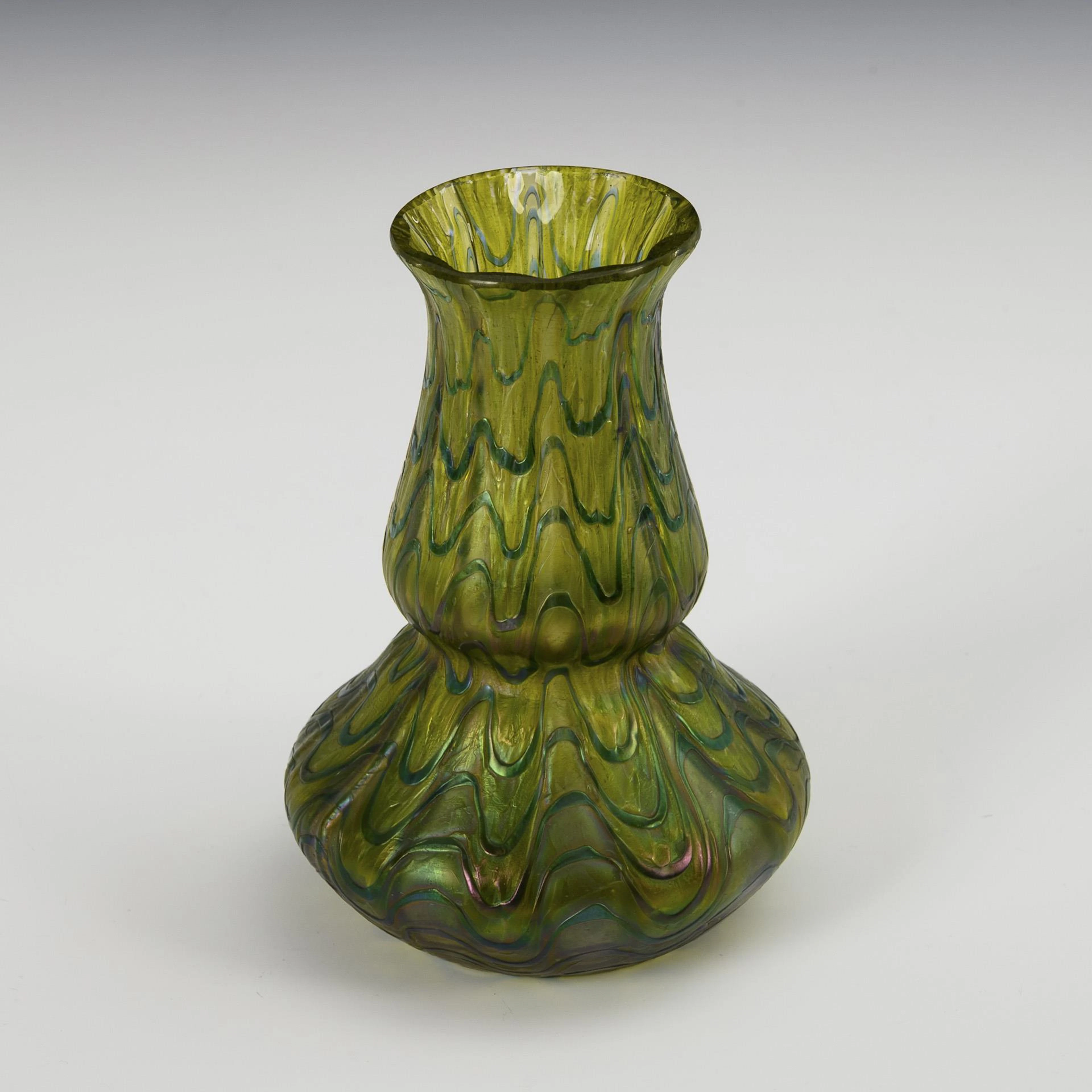 Small Art Nouveau vase with ribbed thread decoration.