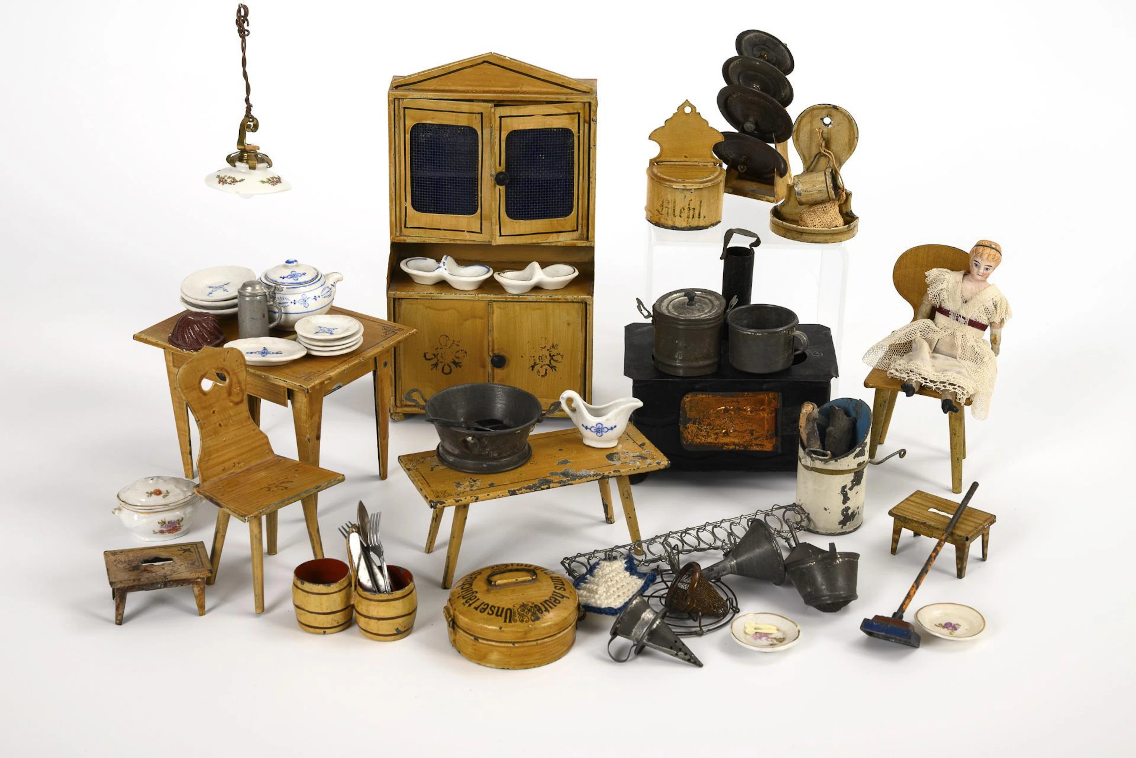 Sheet metal doll's kitchen furniture, plus small stove and some accessories.