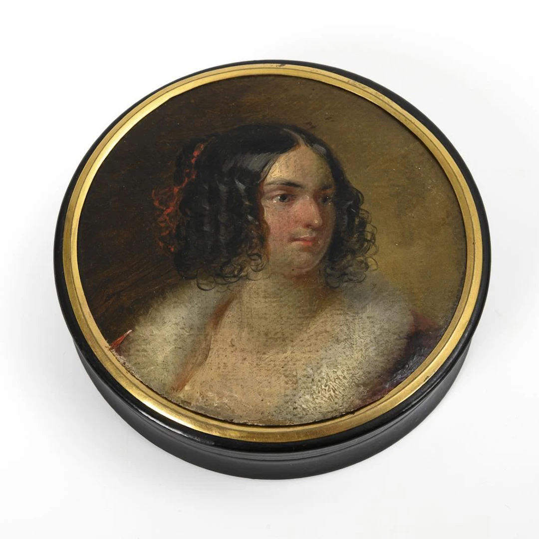Snuffbox with a Biedermeier portrait of a woman.