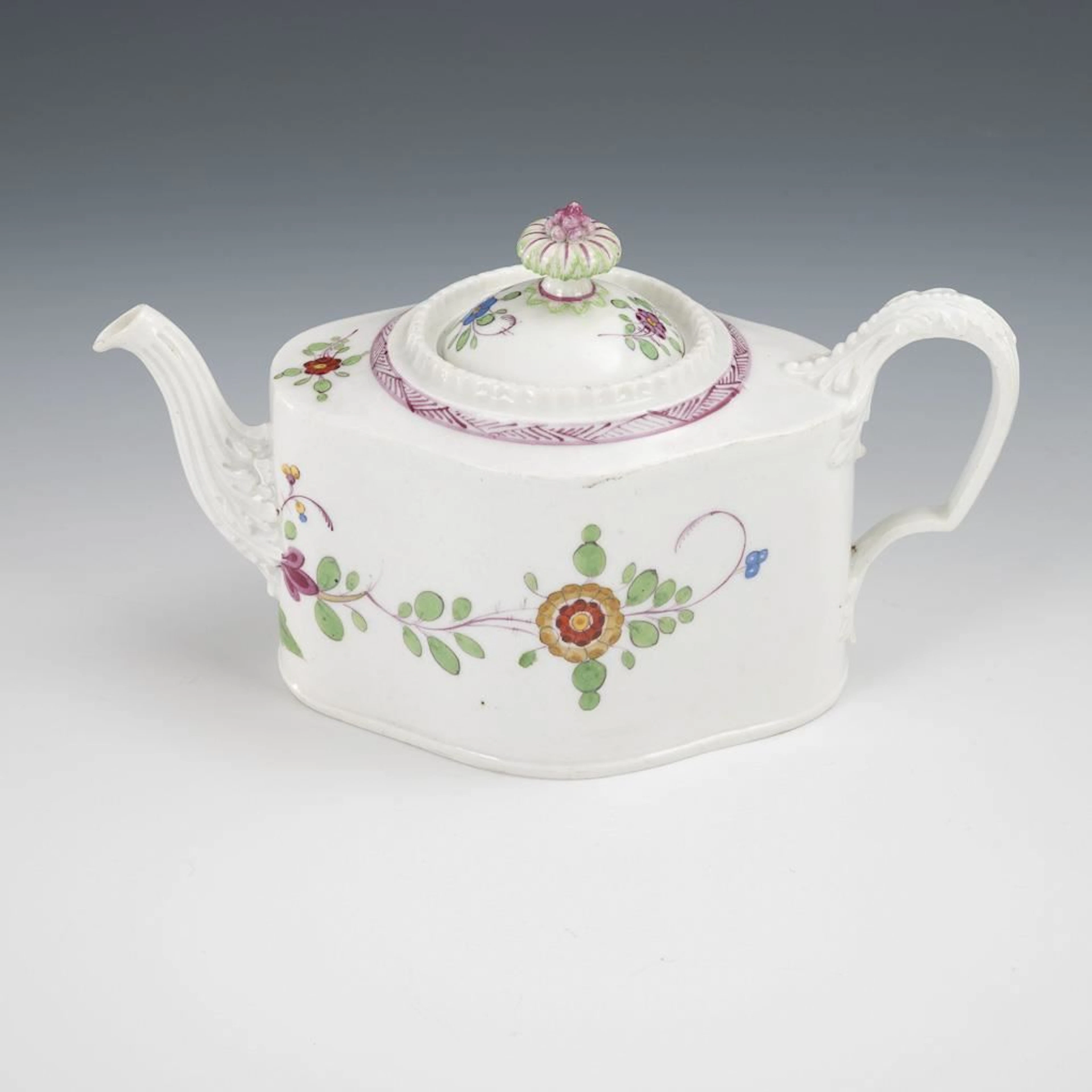 Baroque teapot with Kakiemon painting. Meissen.