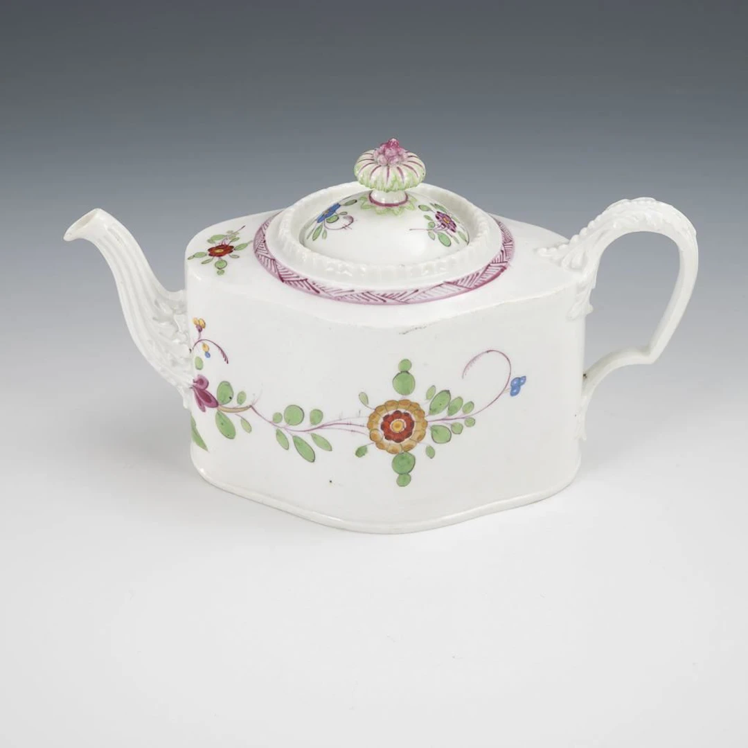 Baroque teapot with Kakiemon painting. Meissen.