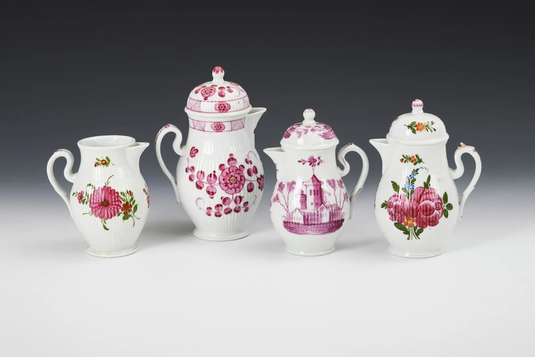 4 pear-shaped jugs. Tettau.
