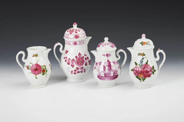 4 pear-shaped jugs. Tettau.