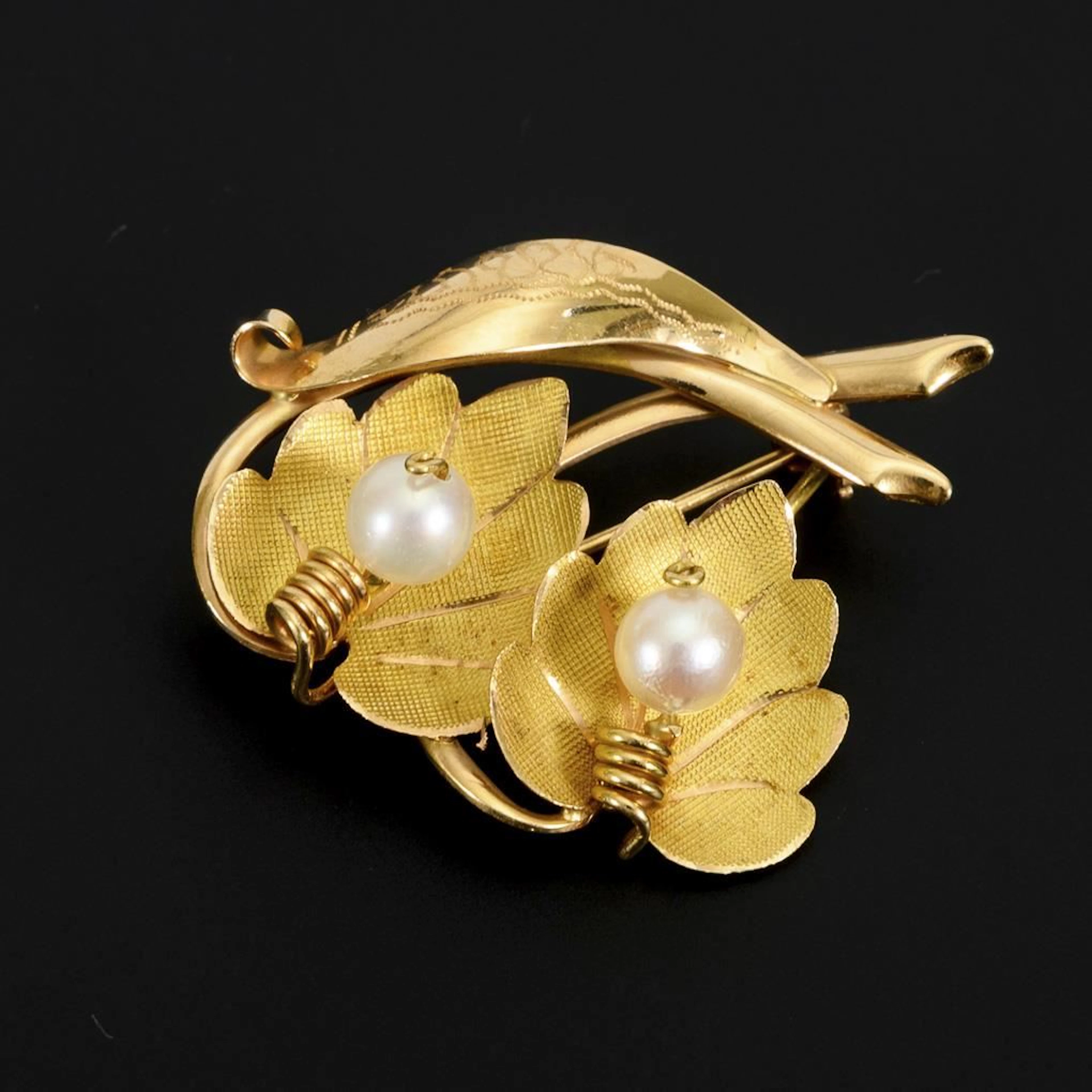 Floral brooch with 2 pearls.