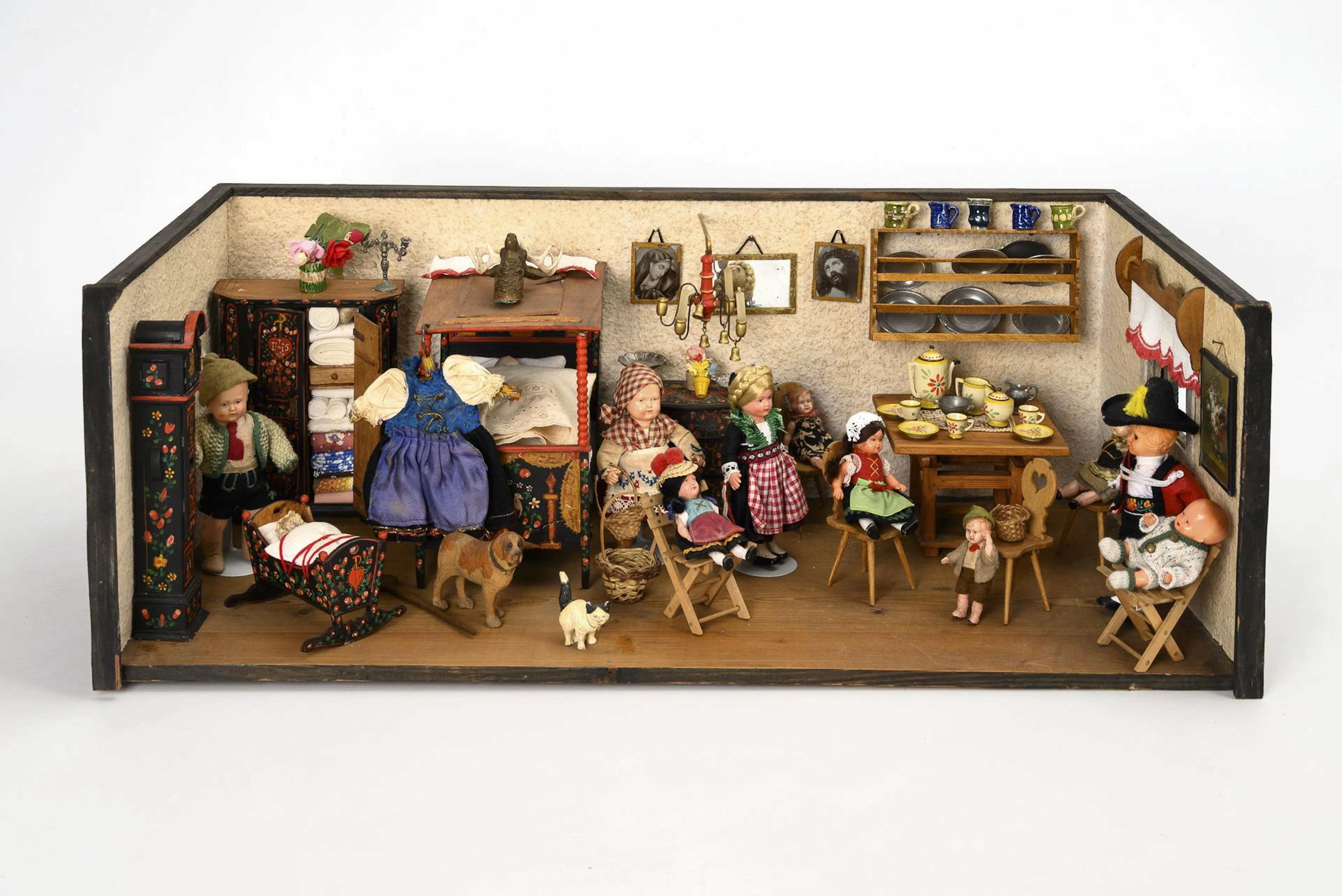 Dollhouse with 11 dolls.
