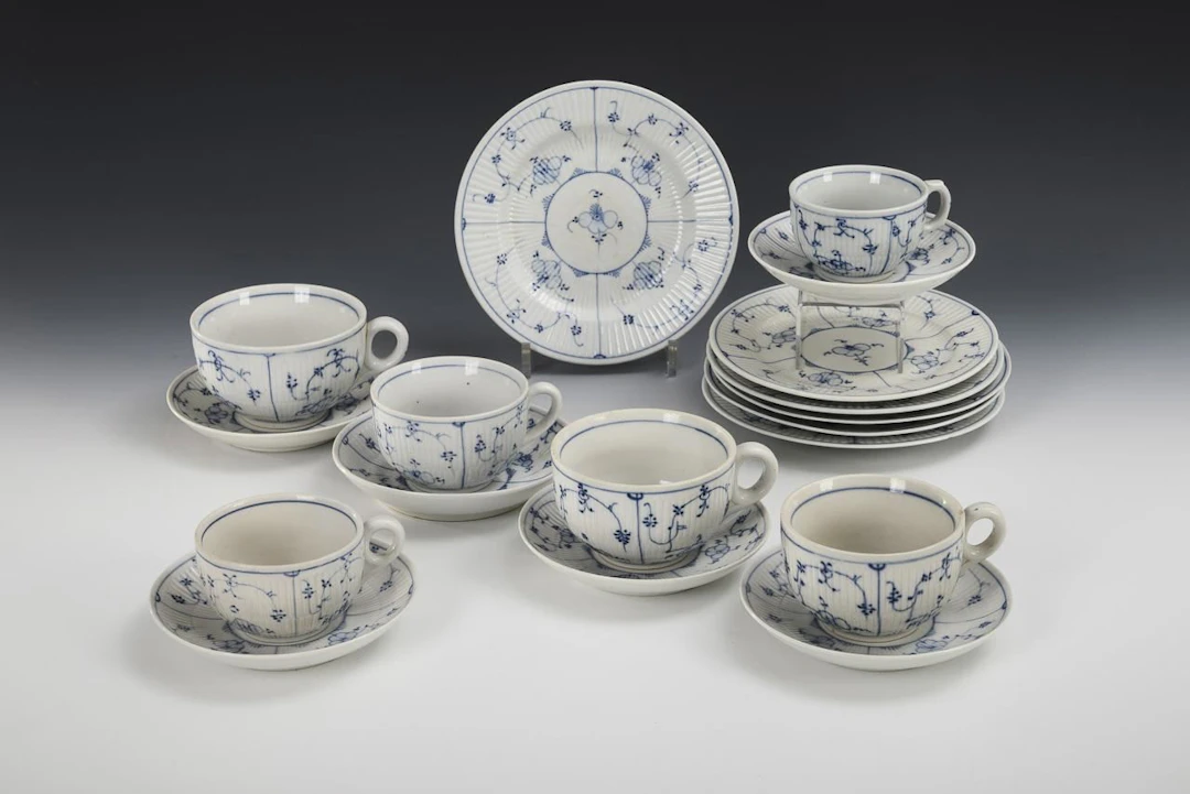 6 place settings with straw flower designs. Rauenstein.