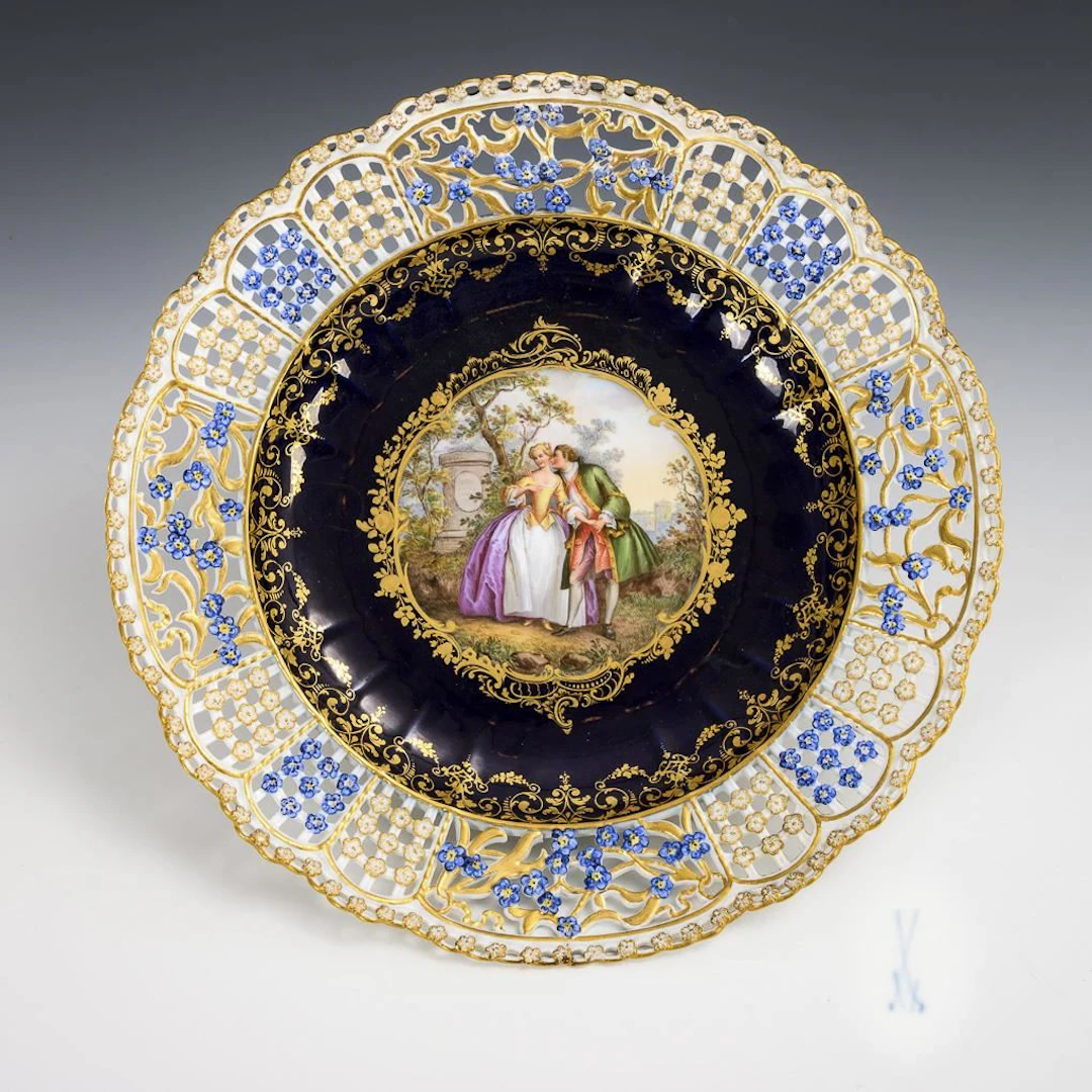 Openwork plate with cobalt ground and Watteau-style painting. Meissen.