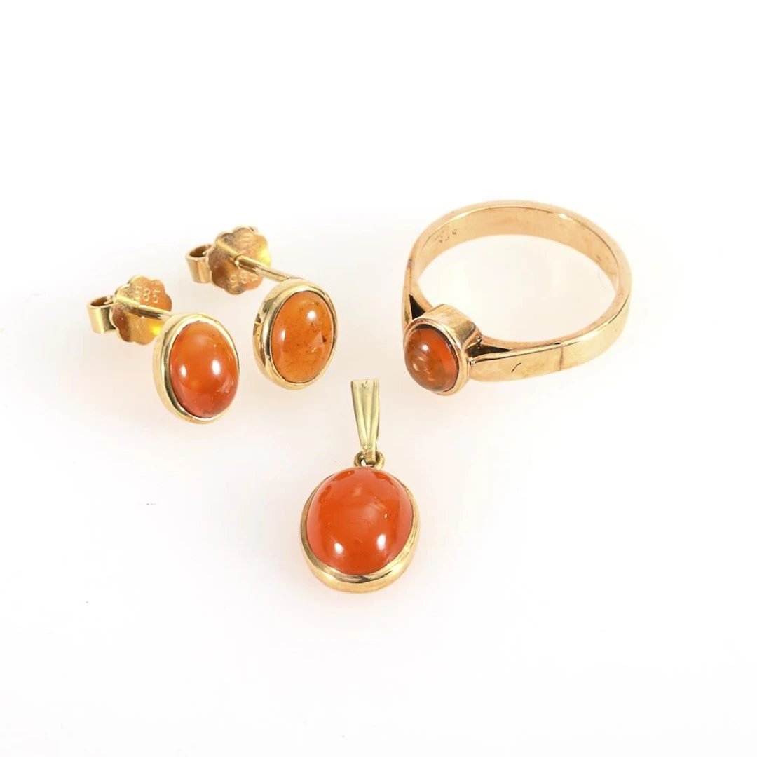 Set: Pendant, stud earrings, and ring with fire opals.