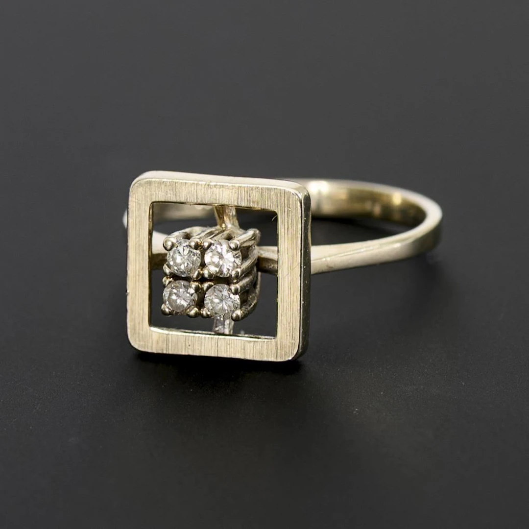 Modern ring with 4 brilliant-cut diamonds.