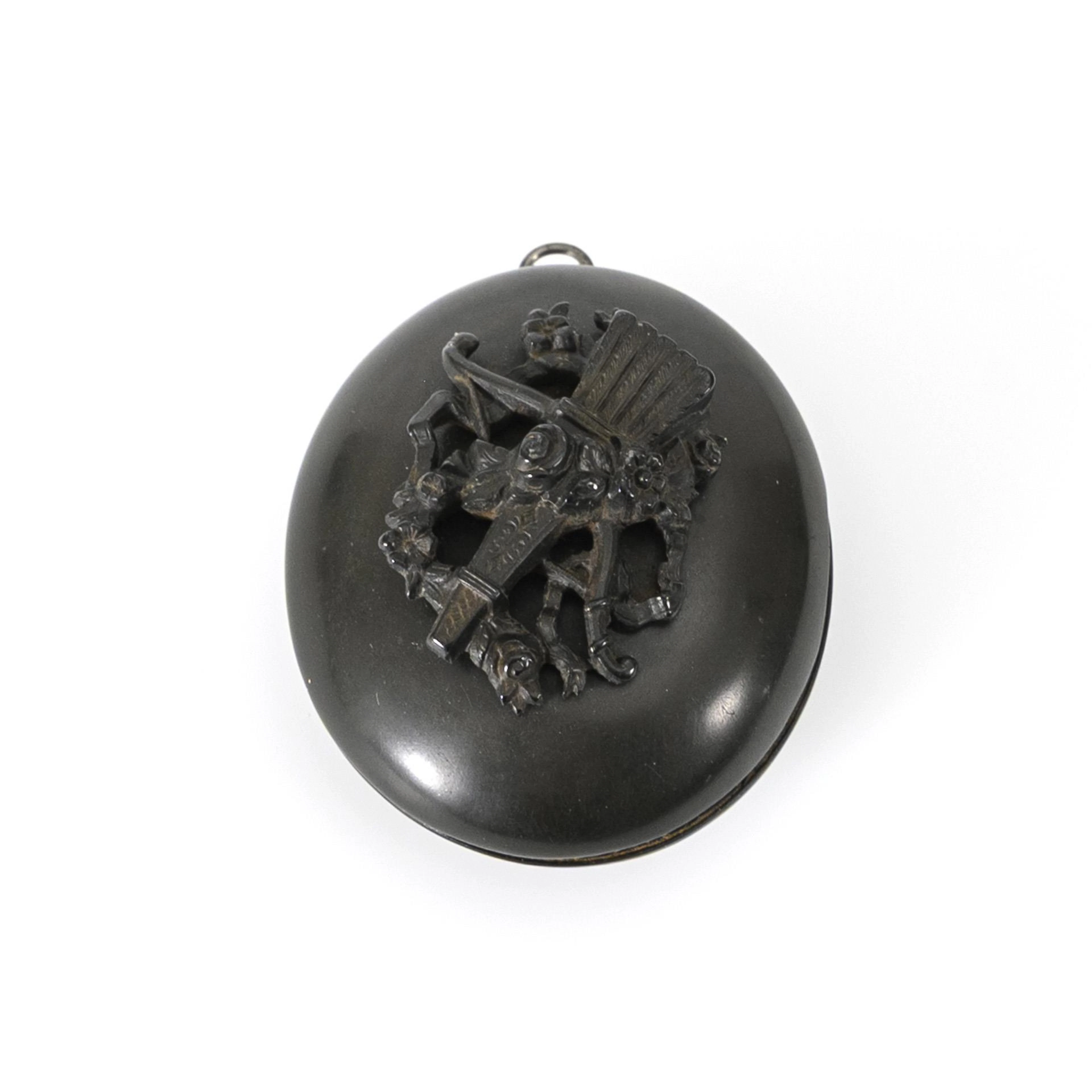 Medallion with romantic decor.