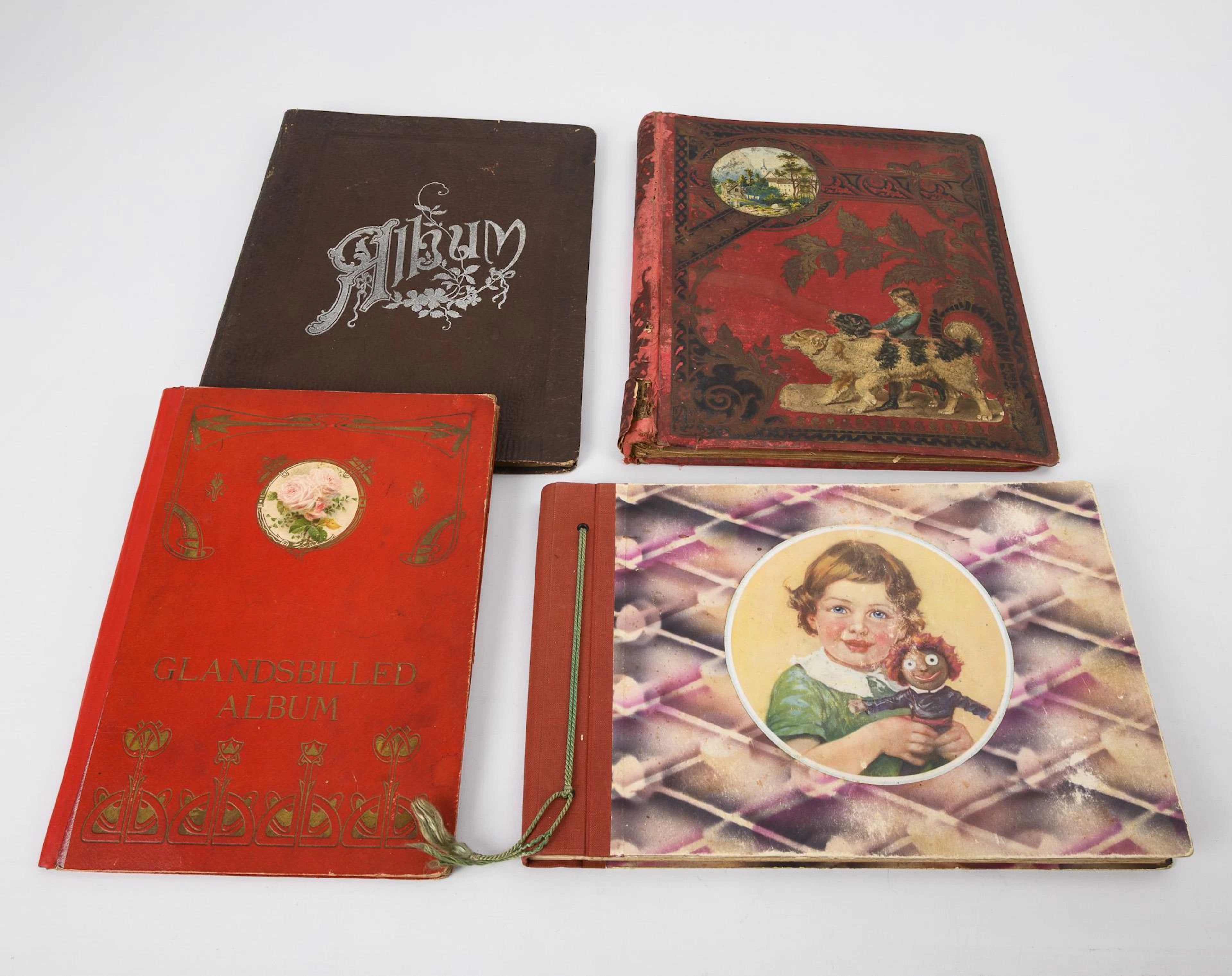 4 albums of luxury paper.