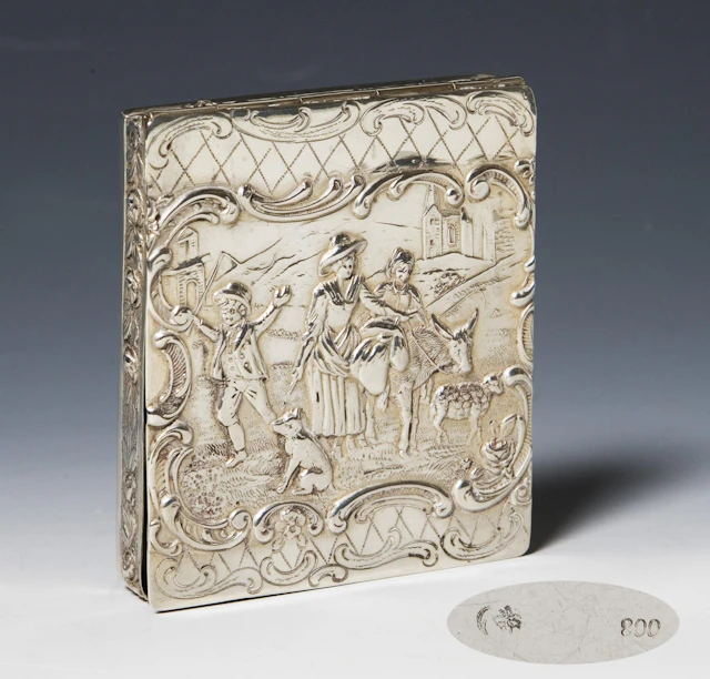 Tabatiére with relief decoration.