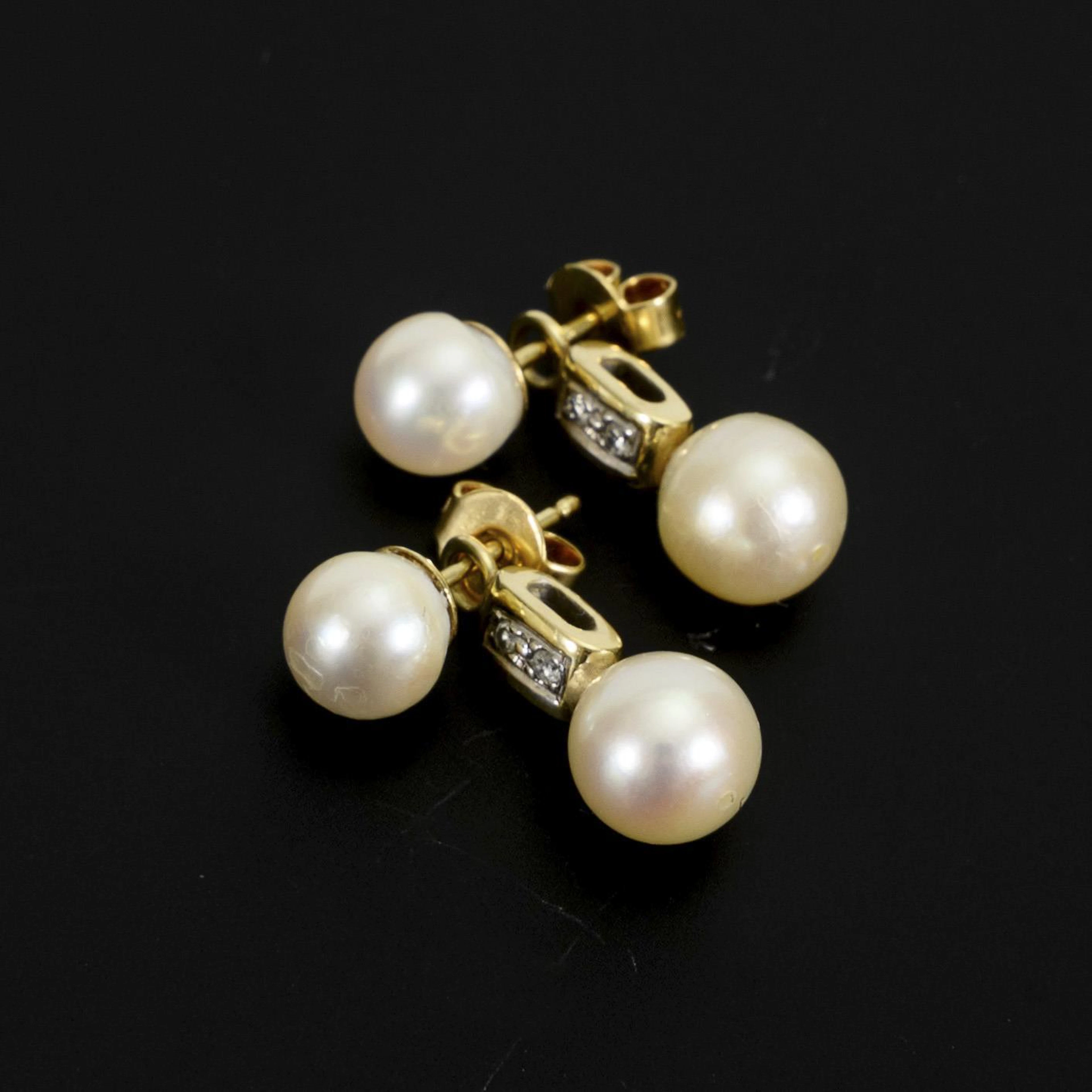 Perlo earrings with Jour-et-Nuit pendants.